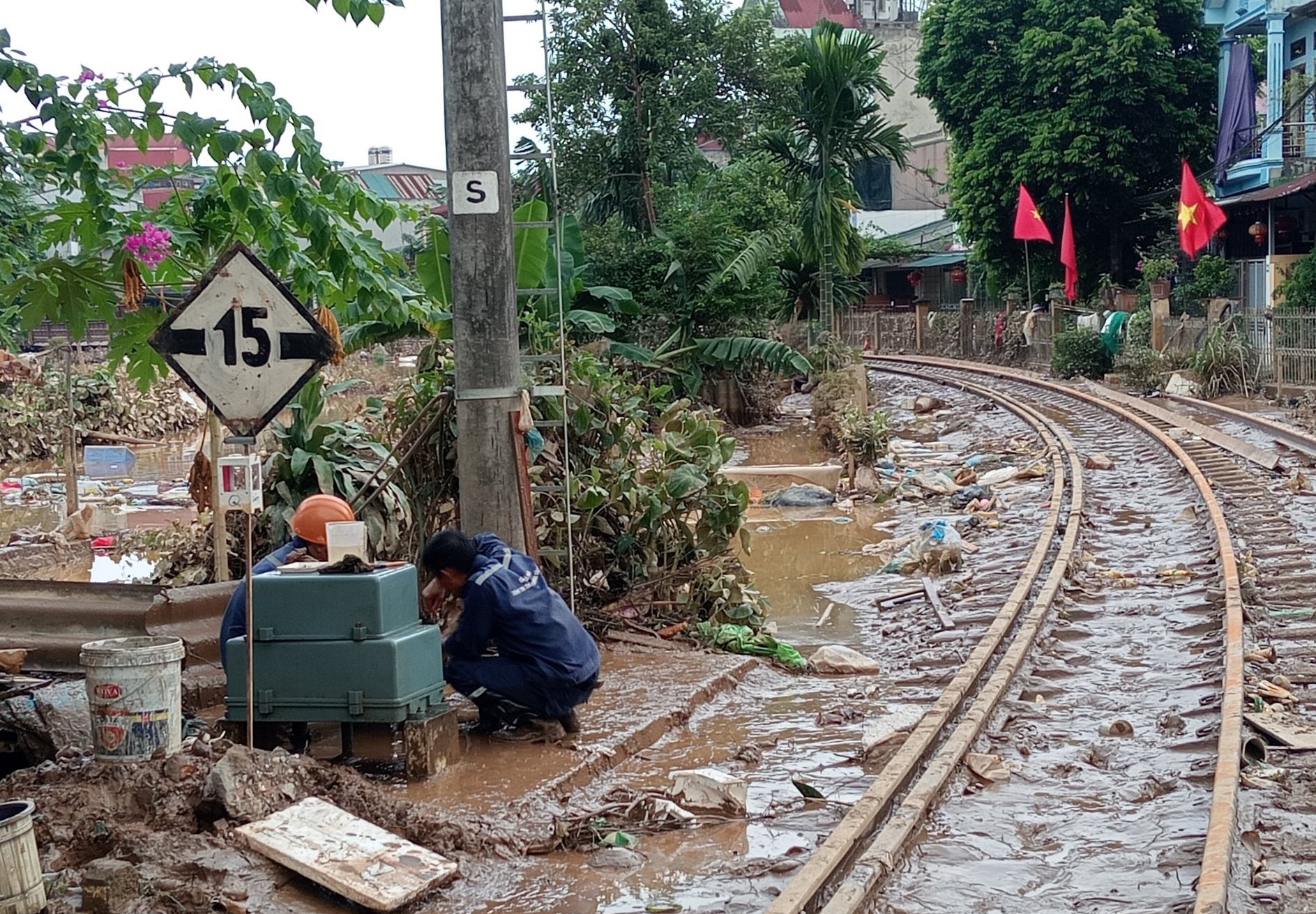 Bão nối bão, đường sắt vẫn thông và hành trình giữ an toàn trên từng ray thép- Ảnh 1.