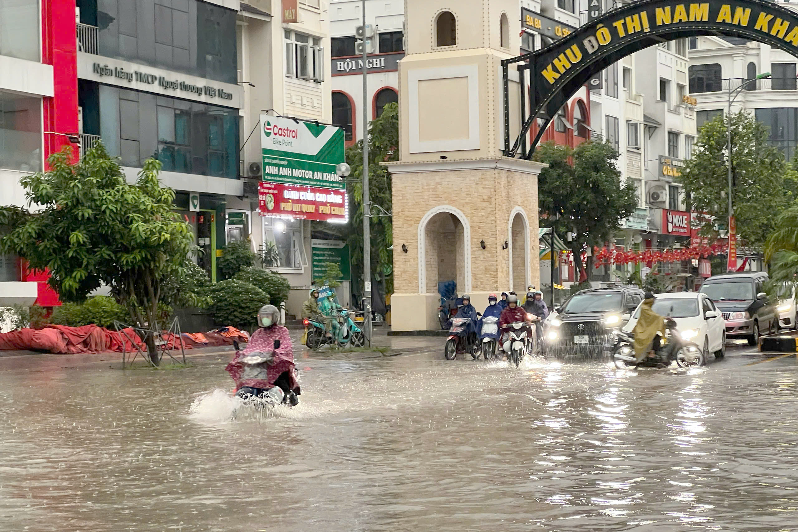 Hà Nội xuất hiện nhiều điểm ngập sau cơn mưa xuyên đêm đến sáng- Ảnh 4.
