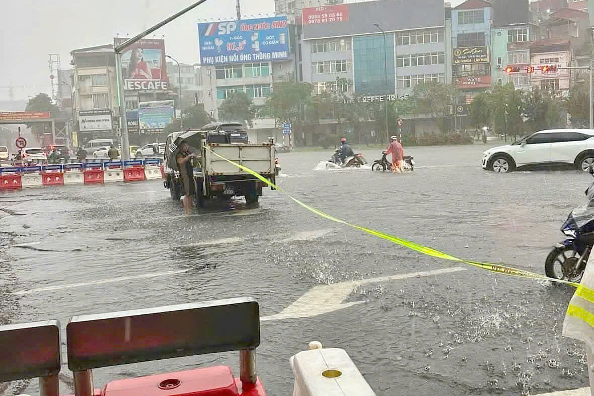 Hà Nội xuất hiện nhiều điểm ngập sau cơn mưa xuyên đêm đến sáng- Ảnh 5.