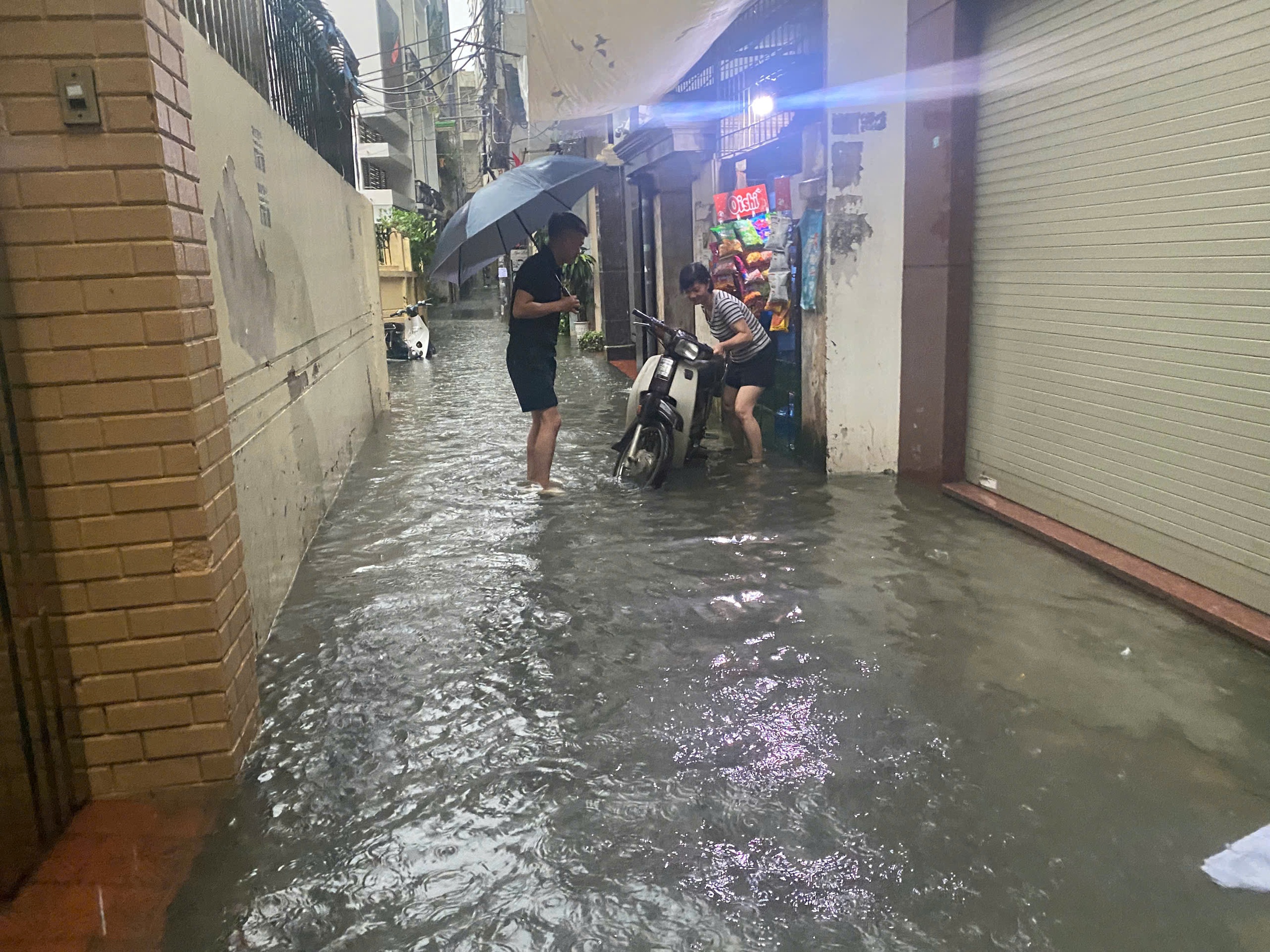 Mưa trắng trời, người dân Hà Nội chật vật lo chống ngập- Ảnh 1.