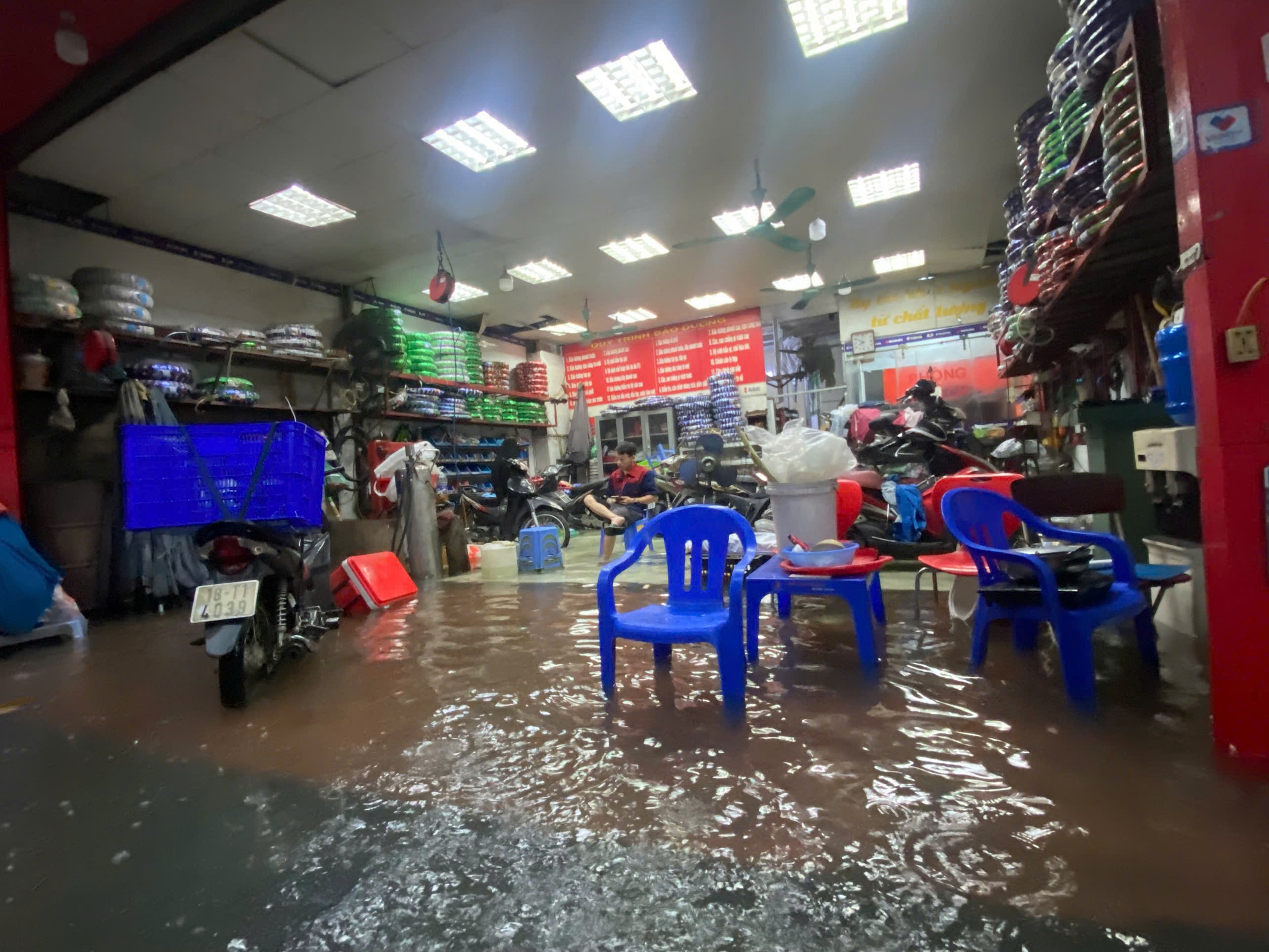 Mưa trắng trời, người dân Hà Nội chật vật lo chống ngập- Ảnh 2.