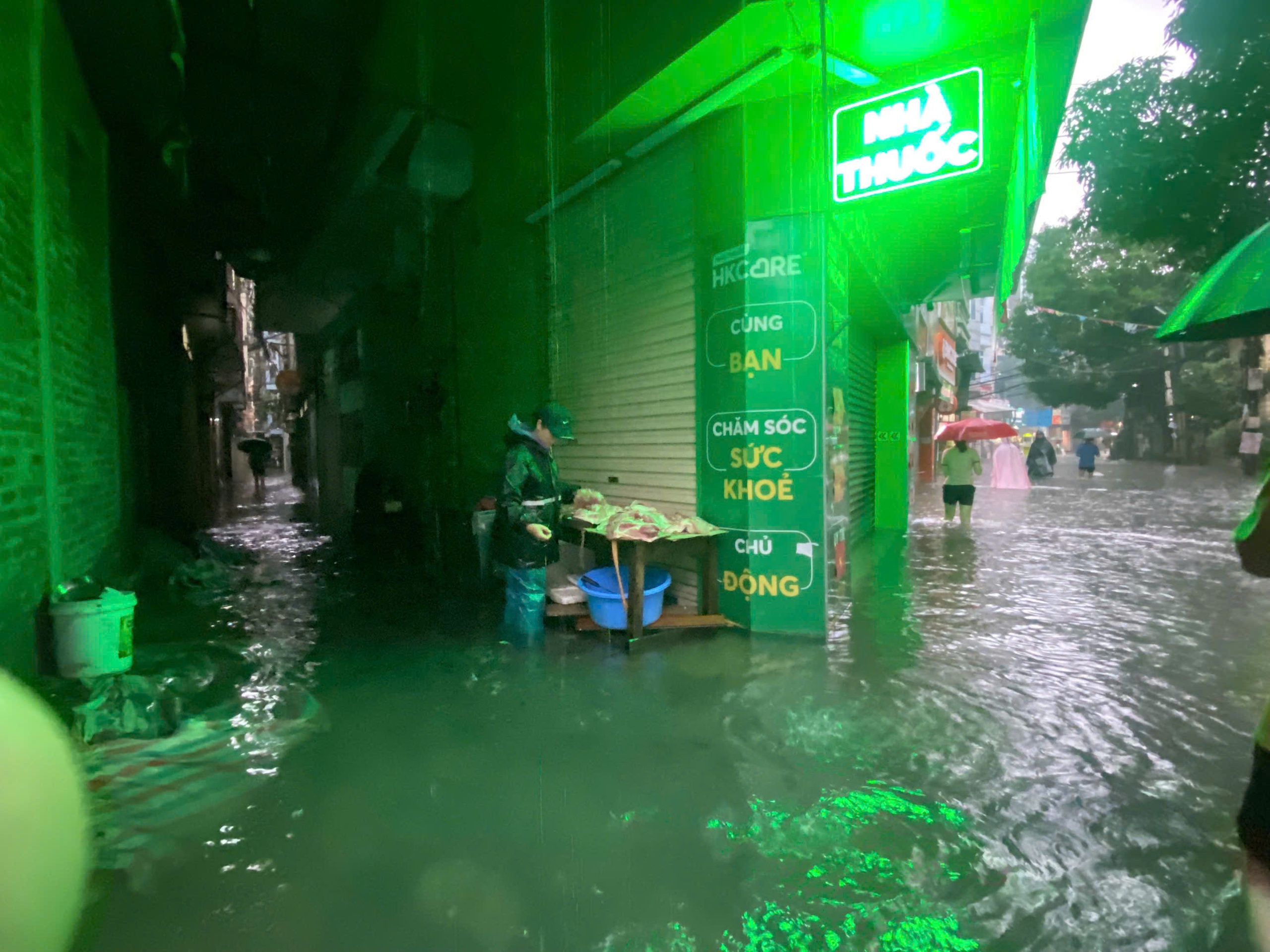 Mưa trắng trời, người dân Hà Nội chật vật lo chống ngập- Ảnh 3.