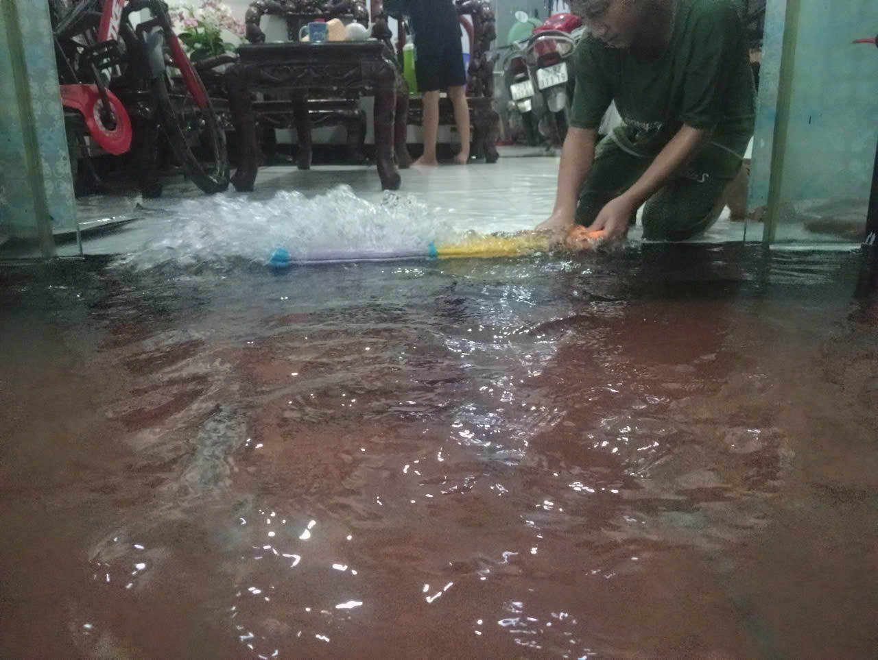 Mưa trắng trời, người dân Hà Nội chật vật lo chống ngập- Ảnh 6.