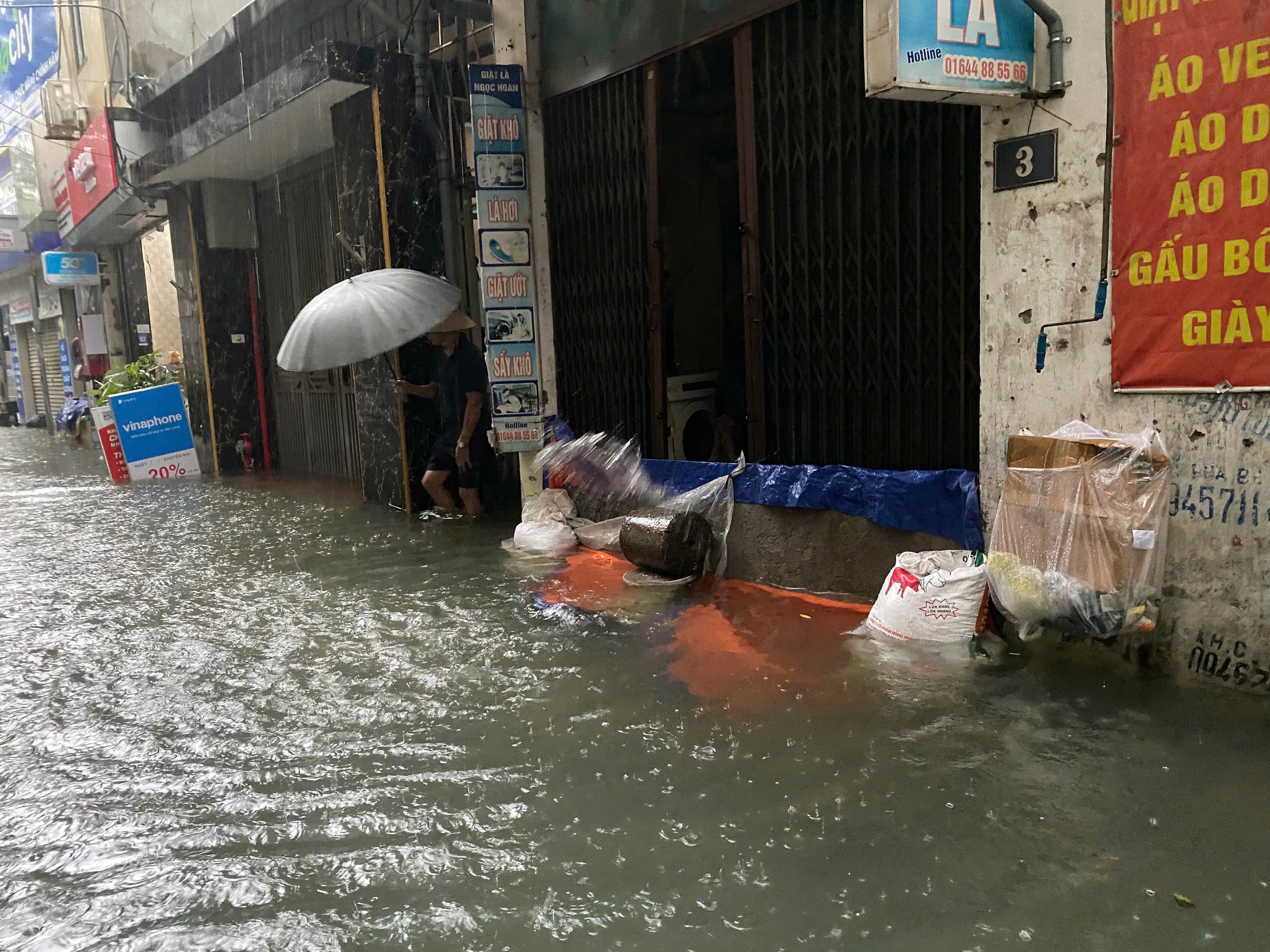 Mưa trắng trời, người dân Hà Nội chật vật lo chống ngập- Ảnh 5.