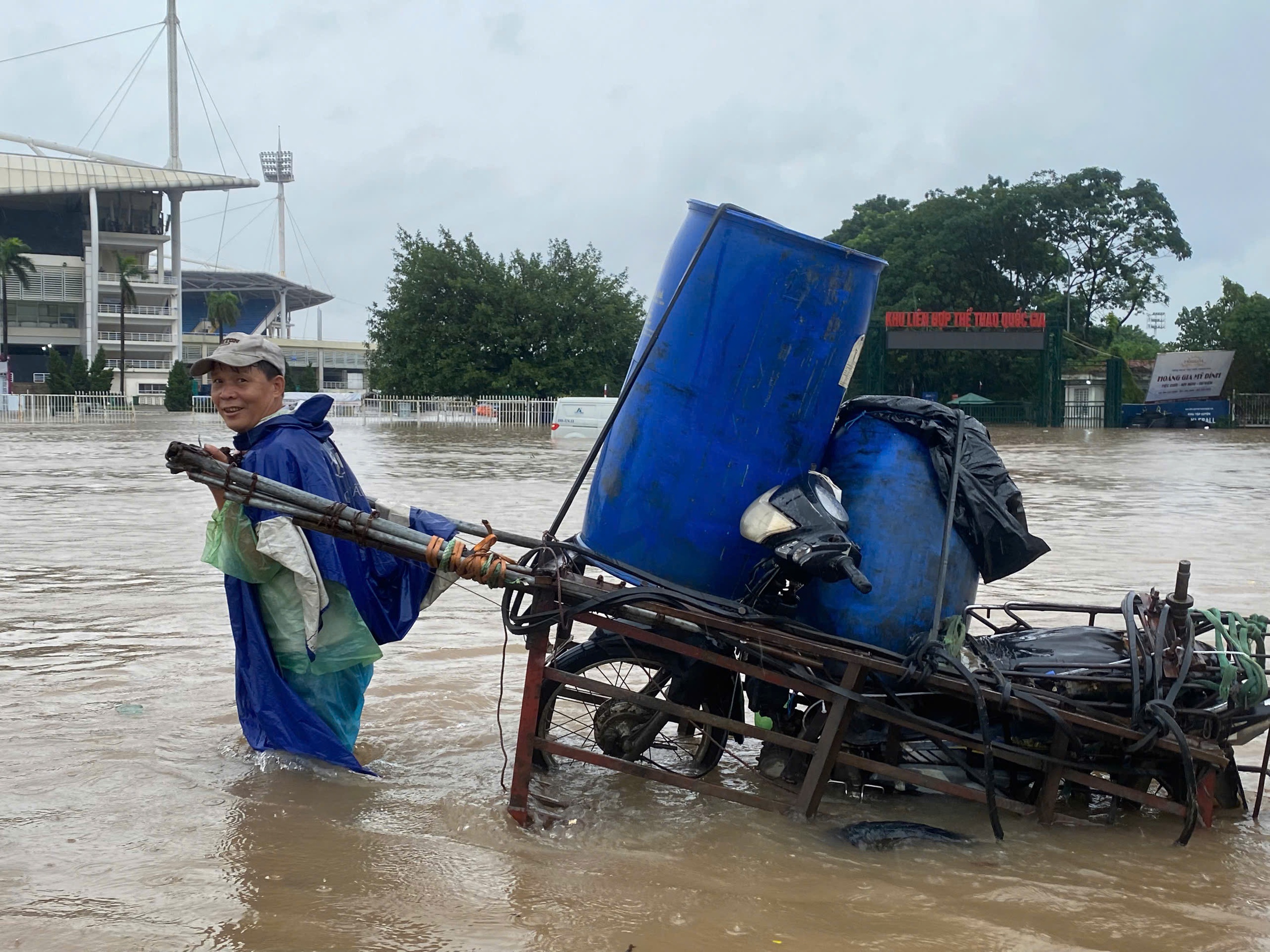 Mưa trắng trời, người dân Hà Nội chật vật lo chống ngập- Ảnh 13.
