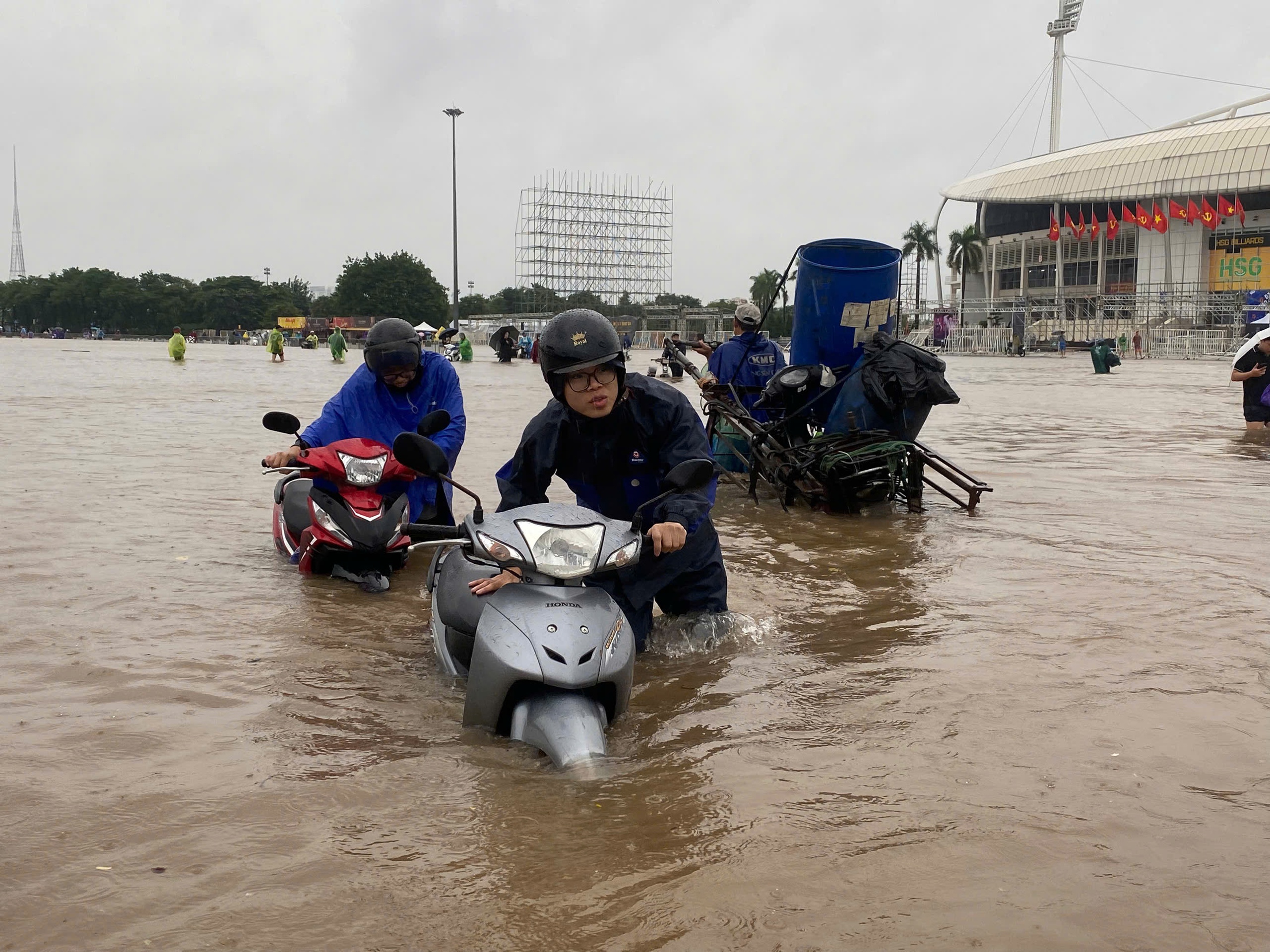 Mưa trắng trời, người dân Hà Nội chật vật lo chống ngập- Ảnh 14.