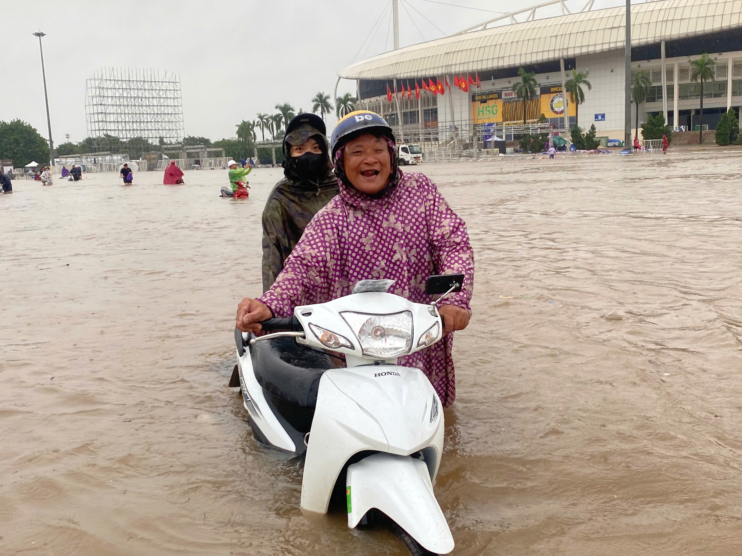 Mưa trắng trời, người dân Hà Nội chật vật lo chống ngập- Ảnh 15.