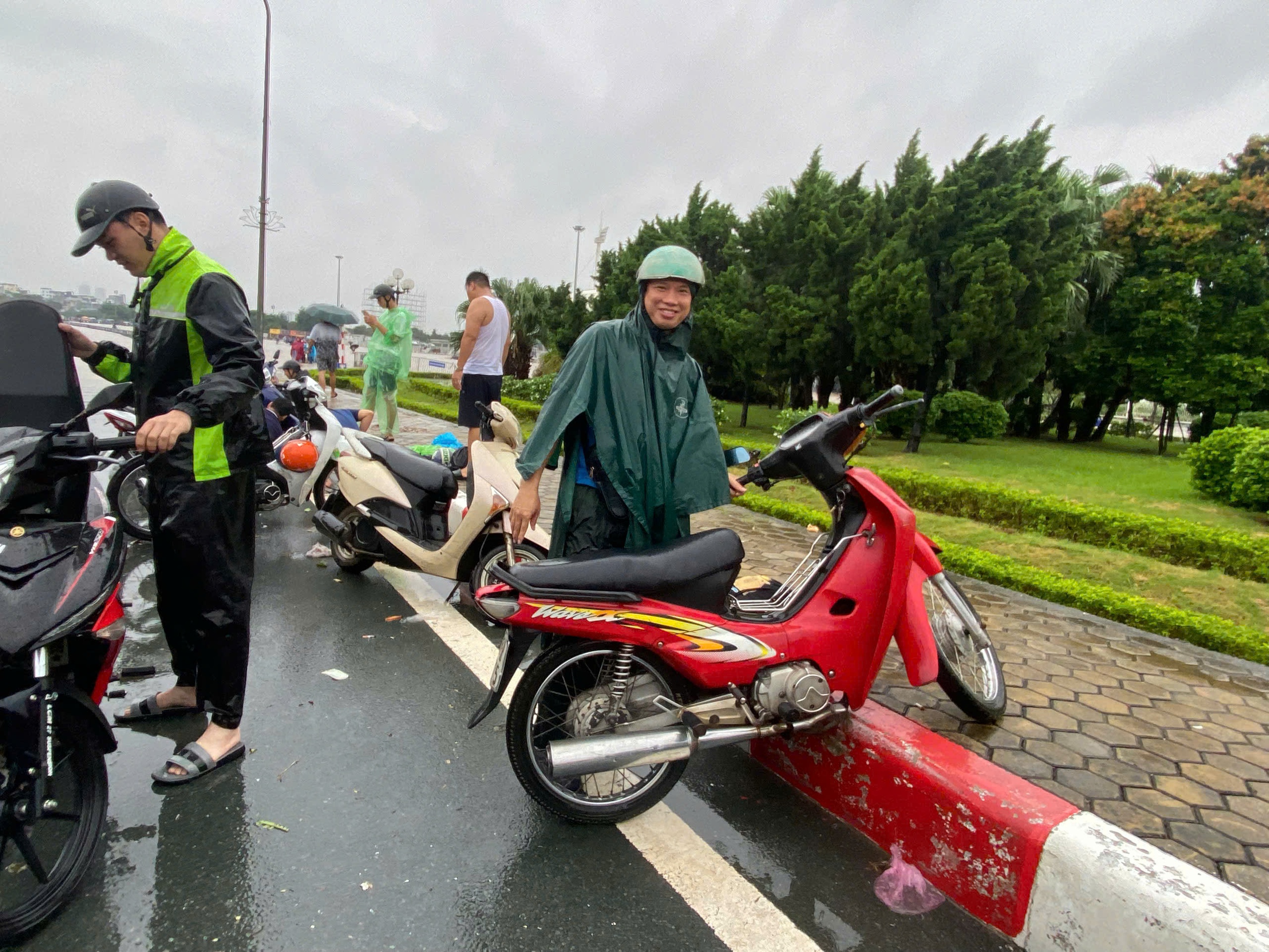 Mưa trắng trời, người dân Hà Nội chật vật lo chống ngập- Ảnh 17.