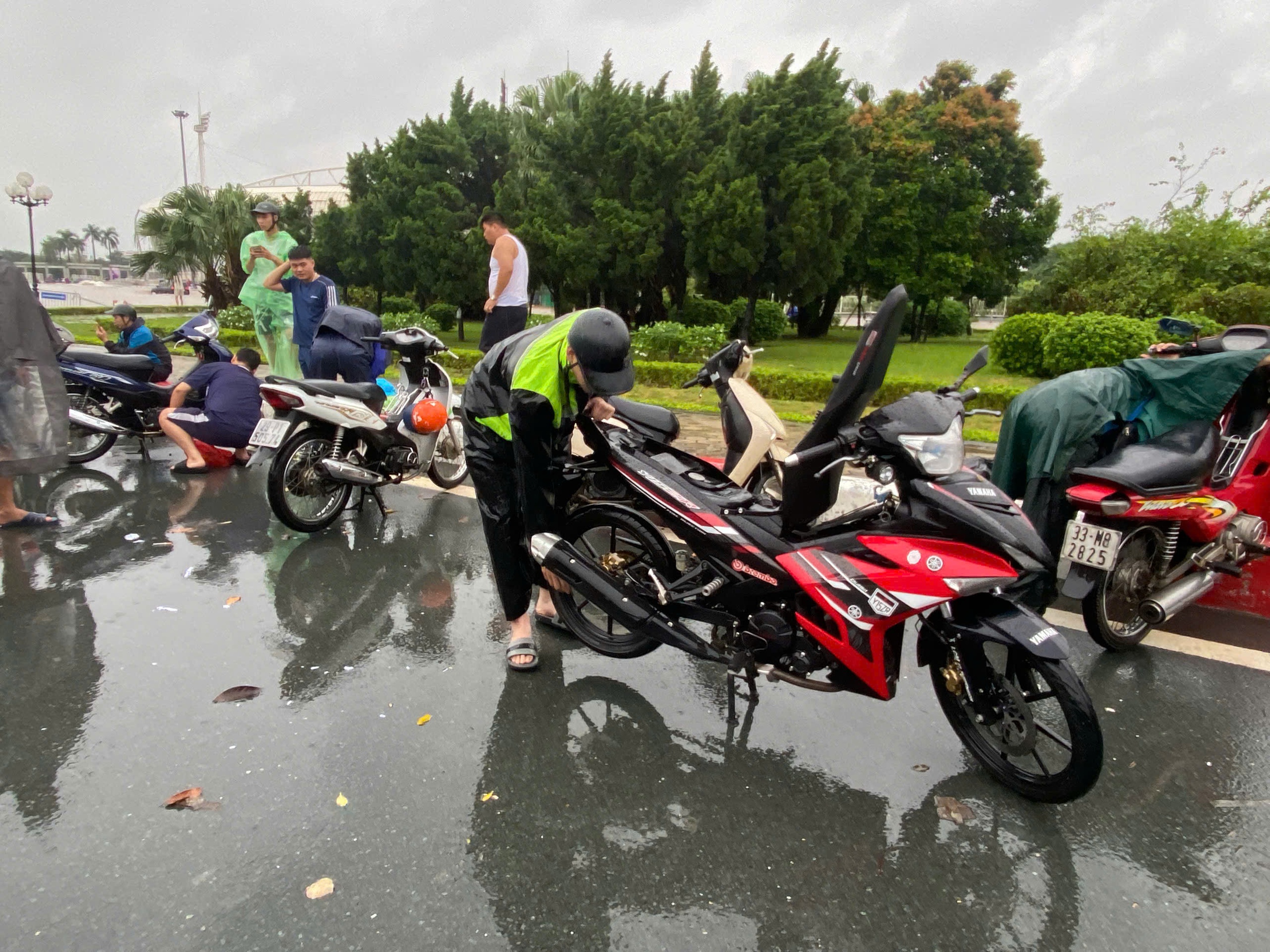 Mưa trắng trời, người dân Hà Nội chật vật lo chống ngập- Ảnh 18.