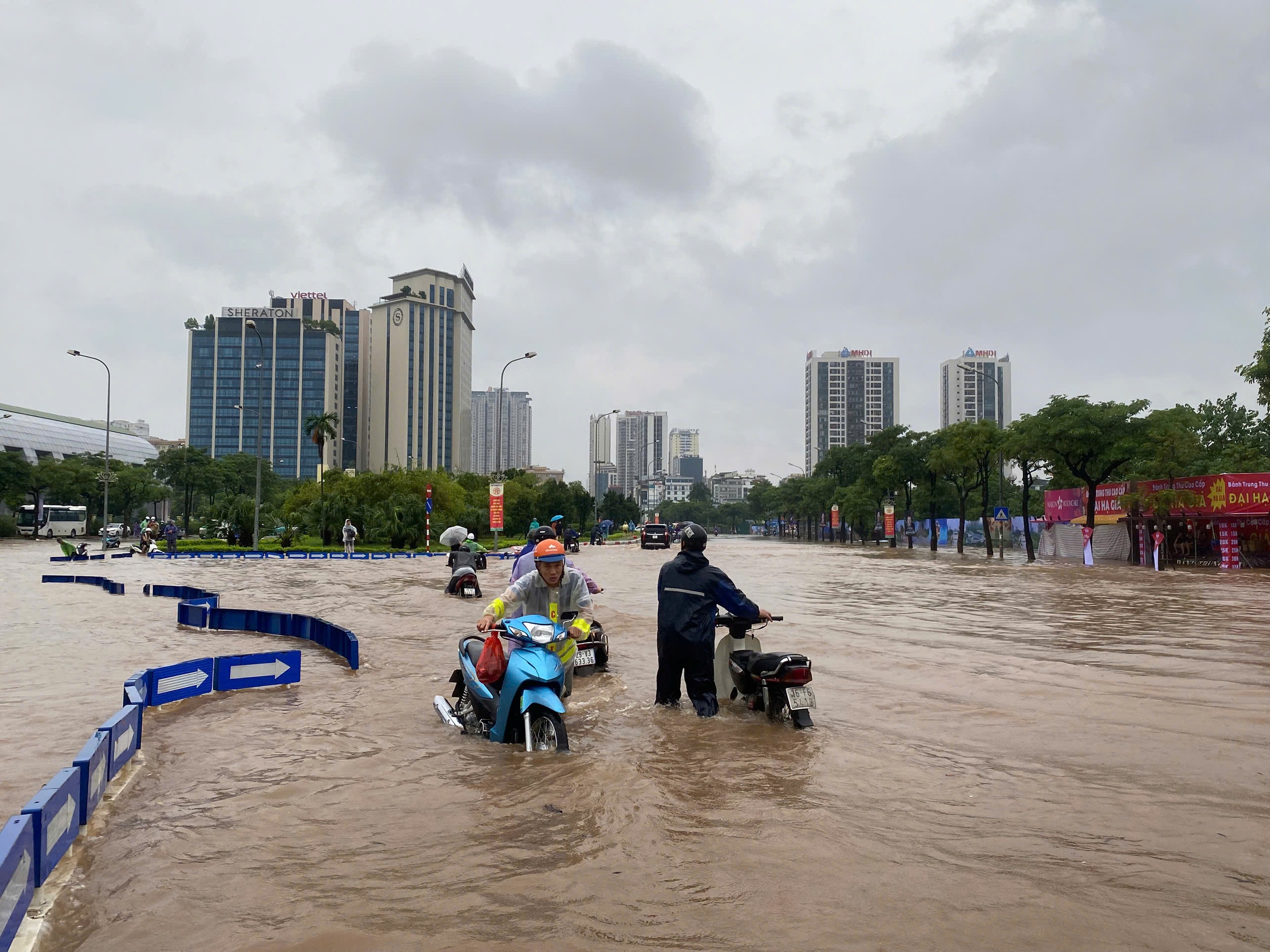 Mưa trắng trời, người dân Hà Nội chật vật lo chống ngập- Ảnh 9.
