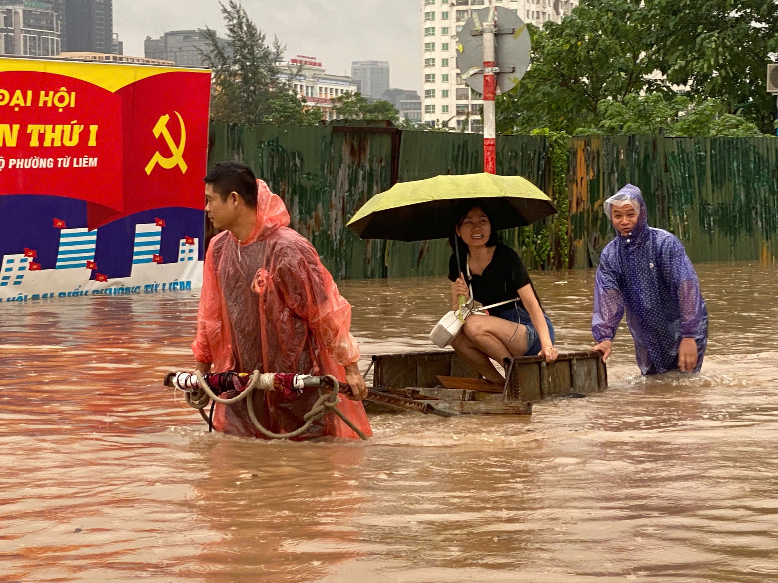 Mưa trắng trời, người dân Hà Nội chật vật lo chống ngập- Ảnh 12.