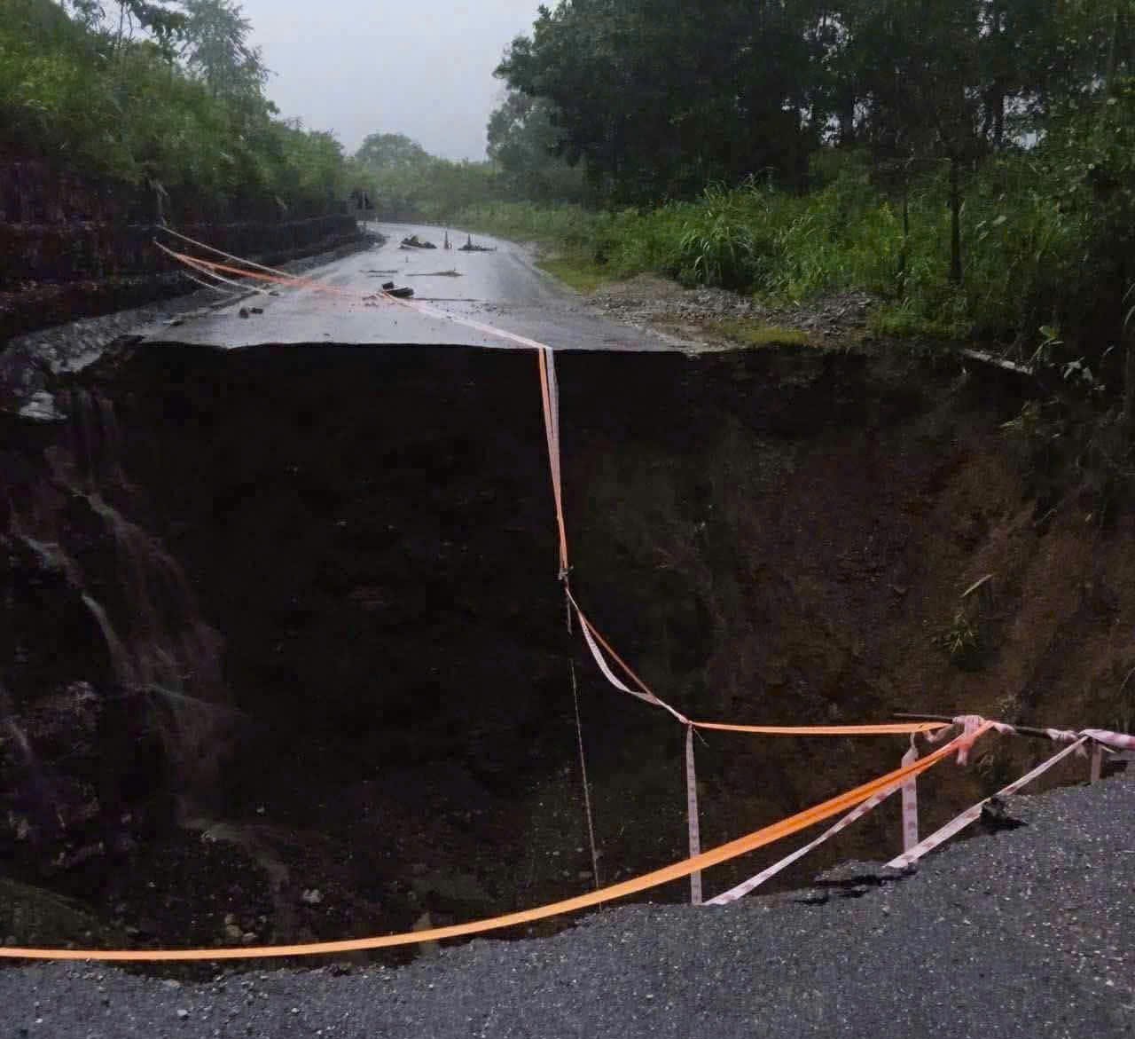Thái Nguyên: Một hố sụt lún sâu khoảng 10m cắt đôi QL3B, giao thông tê liệt- Ảnh 1.