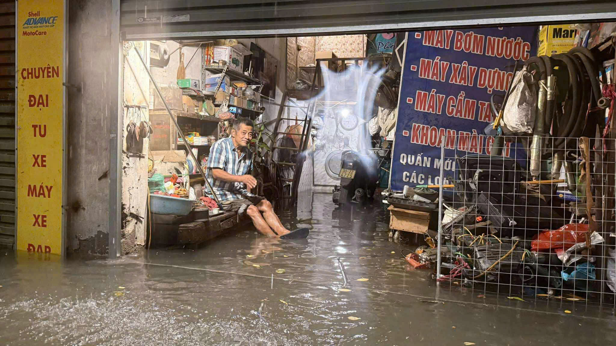 Mưa trắng trời, người dân Hà Nội chật vật lo chống ngập- Ảnh 4.