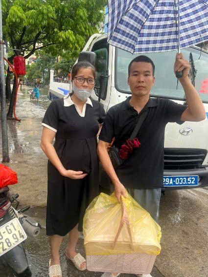 Công an Hà Nội dầm mưa phân luồng, hỗ trợ người dân qua vùng ngập- Ảnh 3.