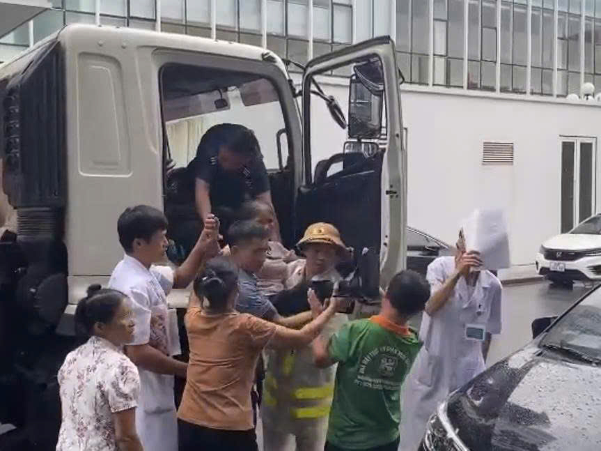 Công an Hà Nội dầm mưa phân luồng, hỗ trợ người dân qua vùng ngập- Ảnh 2.