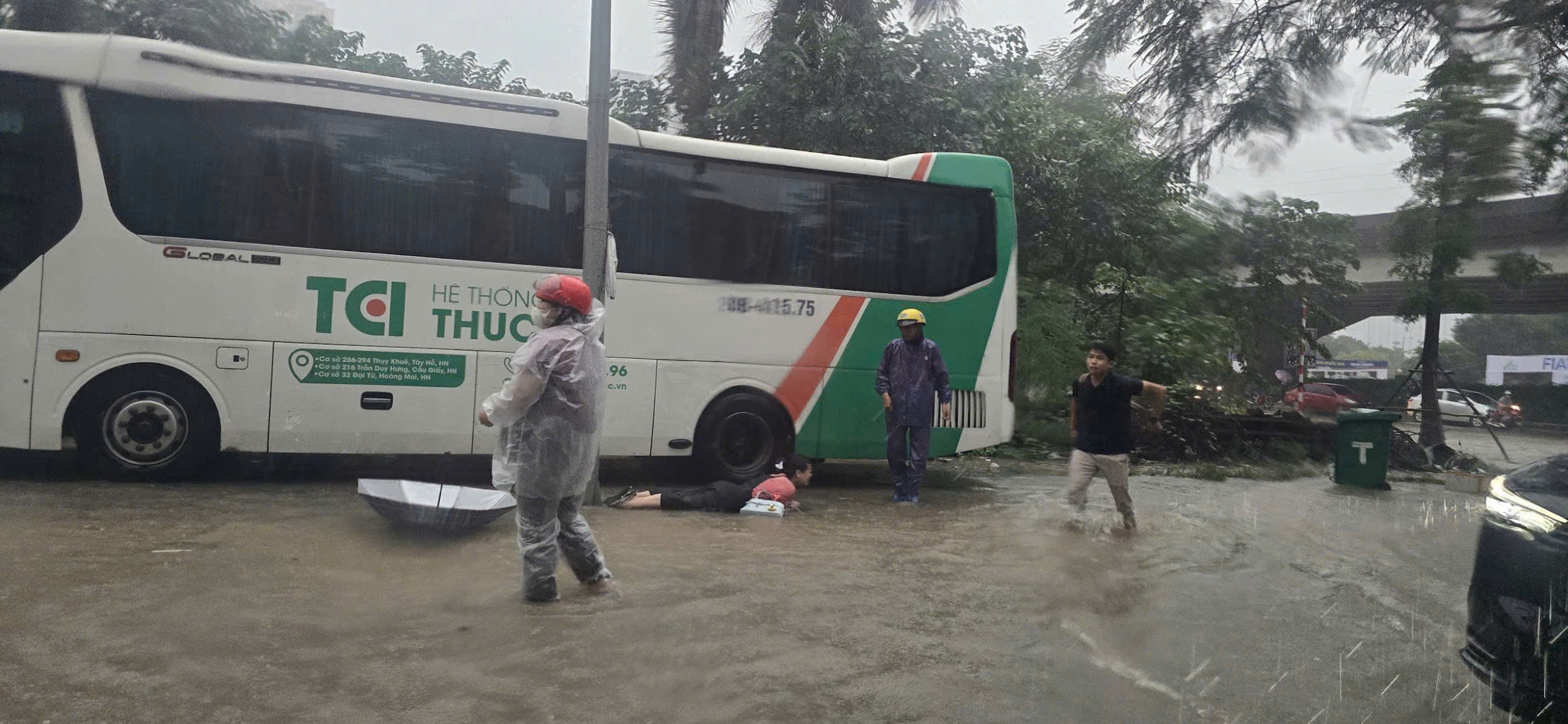 Công an Hà Nội dầm mưa phân luồng, hỗ trợ người dân qua vùng ngập- Ảnh 4.