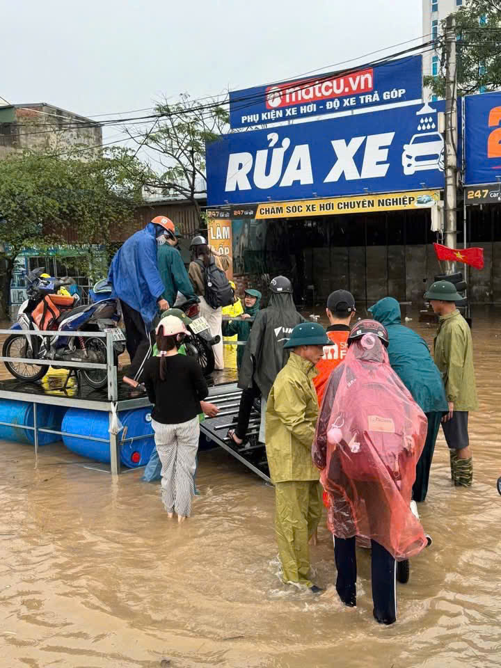 Công an Hà Nội dầm mưa phân luồng, hỗ trợ người dân qua vùng ngập- Ảnh 5.
