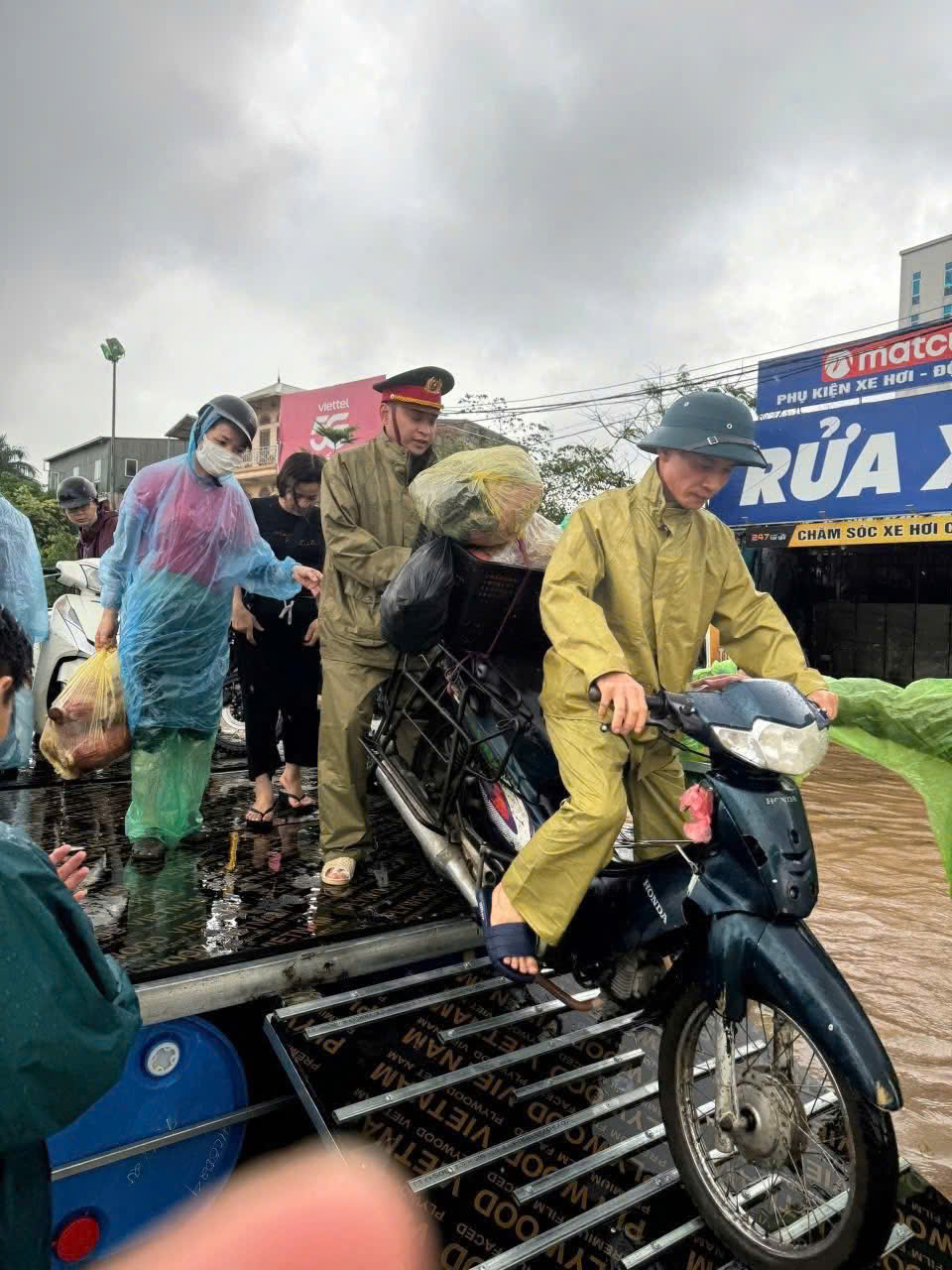 Công an Hà Nội dầm mưa phân luồng, hỗ trợ người dân qua vùng ngập- Ảnh 6.