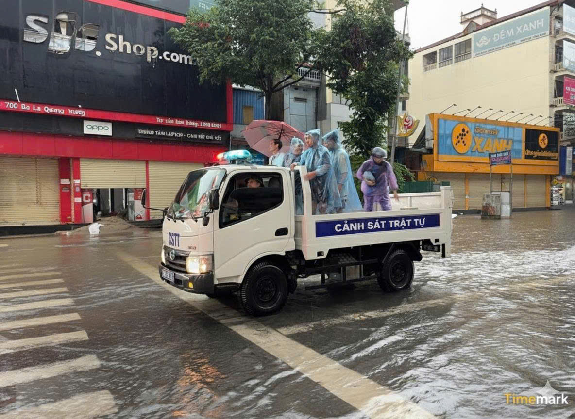 Công an Hà Nội dầm mưa phân luồng, hỗ trợ người dân qua vùng ngập- Ảnh 11.
