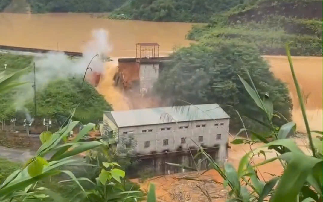 Lạng Sơn khẩn trương ứng phó sự cố vỡ đập thủy điện Bắc Khê 1- Ảnh 2. Vỡ đập thủy điện Bắc Khê 1, nước gây ngập lụt chia cắt nhiều nơi tại Lạng Sơn