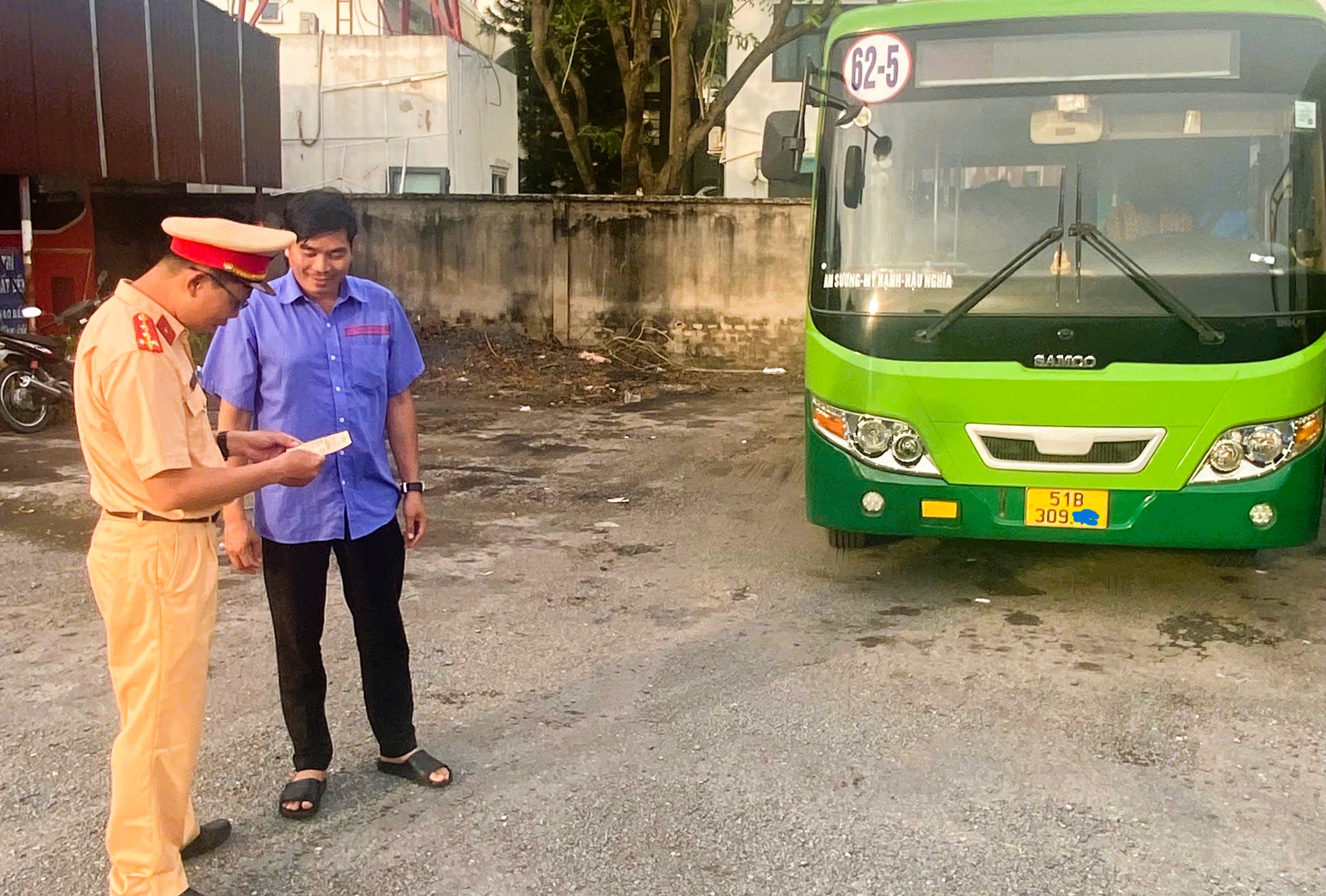 Tài xế xe buýt chạy lên vỉa hè để né kẹt xe bị phạt 6 - 8 triệu đồng- Ảnh 1.