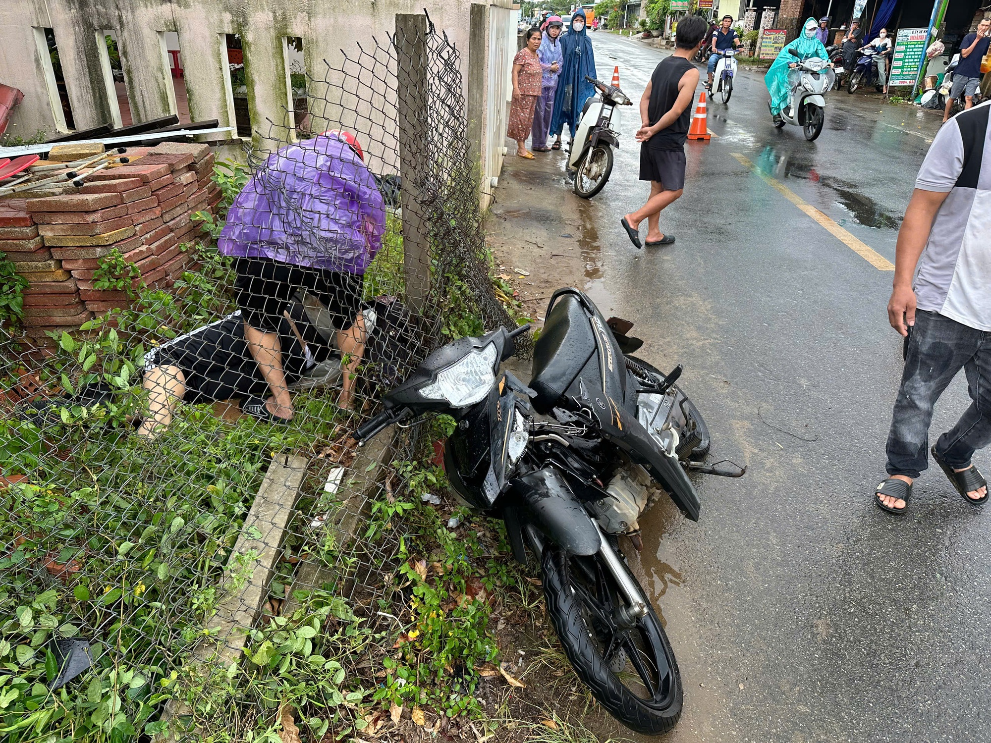 Tông vào trụ rào bên đường, 3 học sinh thương vong- Ảnh 1.