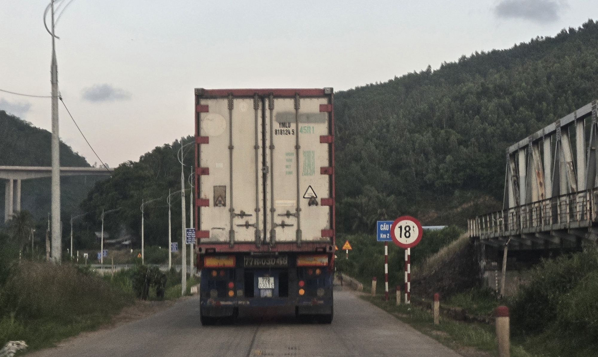 Đắk Lắk: Cầu yếu cấm tải trên 18 tấn "oằn mình" gánh đoàn xe đầu kéo, xe container- Ảnh 4. Đắk Lắk: Cầu yếu cấm tải trên 18 tấn "oằn mình" gánh đoàn xe đầu kéo, xe container- Ảnh 4.