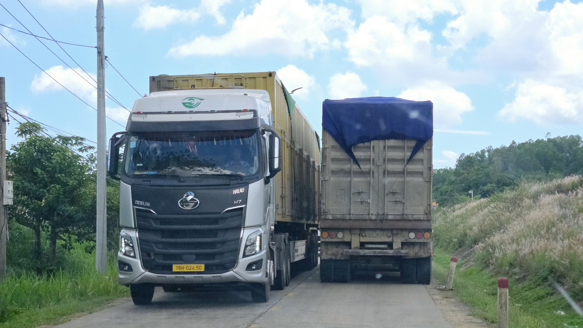Đắk Lắk: Cầu yếu cấm tải trên 18 tấn "oằn mình" gánh đoàn xe đầu kéo, xe container- Ảnh 5. Đắk Lắk: Cầu yếu cấm tải trên 18 tấn "oằn mình" gánh đoàn xe đầu kéo, xe container- Ảnh 5.