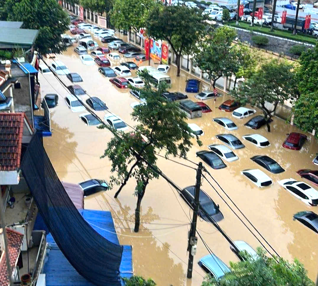 Lũ sông Cầu vượt đỉnh lịch sử, trung tâm Thái Nguyên chìm trong biển nước- Ảnh 1.