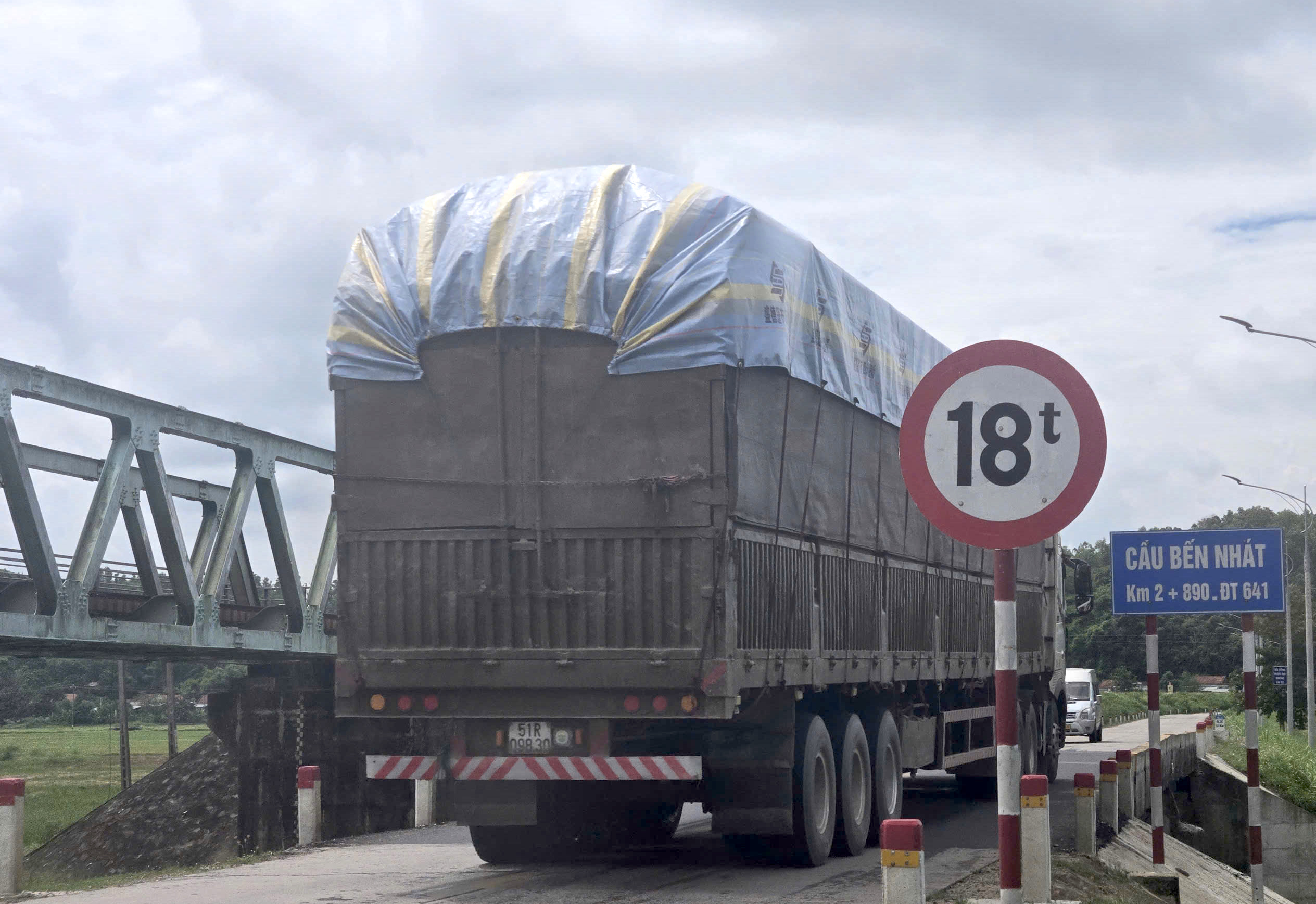 Đắk Lắk: Cầu yếu cấm tải trên 18 tấn "oằn mình" gánh đoàn xe đầu kéo, xe container- Ảnh 2. Đắk Lắk: Cầu yếu cấm tải trên 18 tấn "oằn mình" gánh đoàn xe đầu kéo, xe container- Ảnh 2.