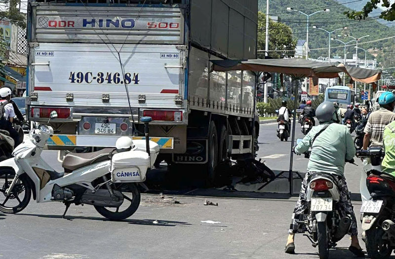 Hiện trường vụ tại nạn giao thông khiến một người tử vong tại chỗ. Hiện trường vụ tại nạn giao thông khiến một người tử vong tại chỗ.