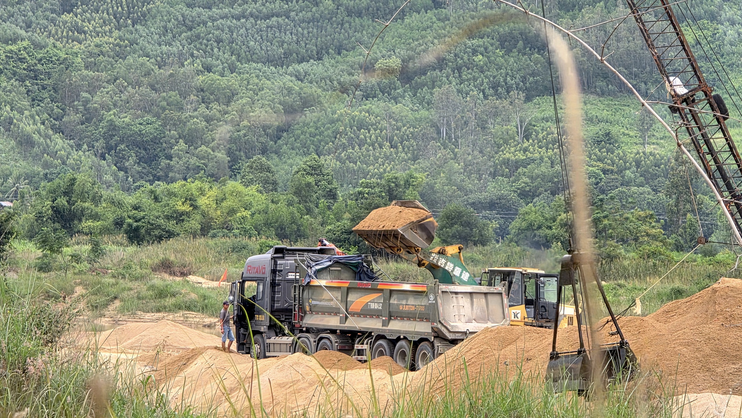 Đắk Lắk: Cầu yếu cấm tải trên 18 tấn "oằn mình" gánh đoàn xe đầu kéo, xe container- Ảnh 8. Đắk Lắk: Cầu yếu cấm tải trên 18 tấn "oằn mình" gánh đoàn xe đầu kéo, xe container- Ảnh 8.