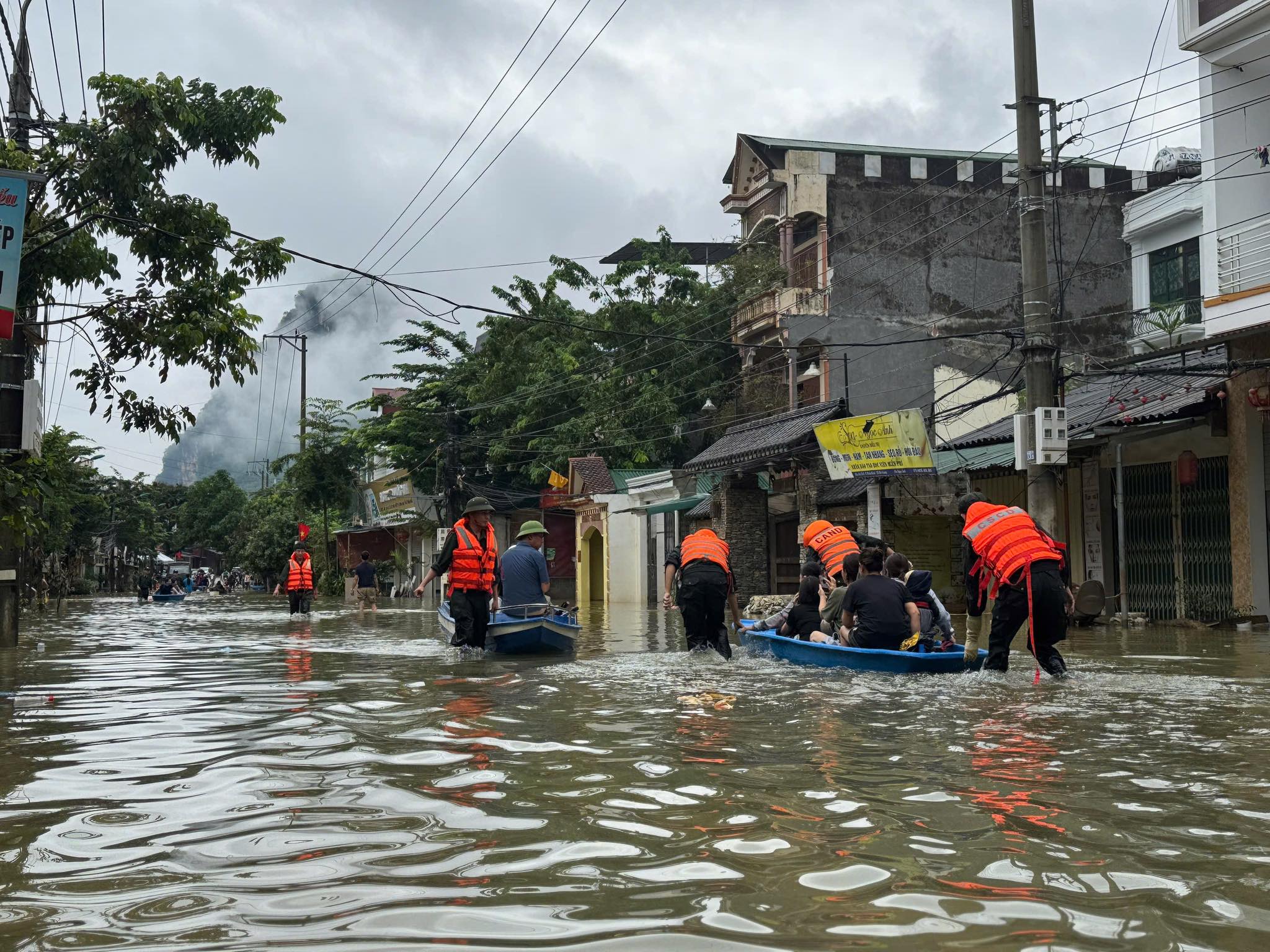 Tuyên Quang: Mưa lớn gây ngập úng, sạt lở, sập cổng chào xã Đồng Văn- Ảnh 5.