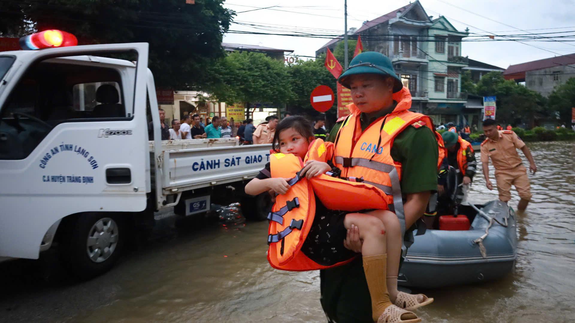 Xúc động hình ảnh Công an Lạng Sơn ngày đêm dầm mình trong mưa lũ hỗ trợ người dân- Ảnh 6. Xúc động hình ảnh Công an Lạng Sơn ngày đêm dầm mình trong mưa lũ hỗ trợ người dân- Ảnh 6.