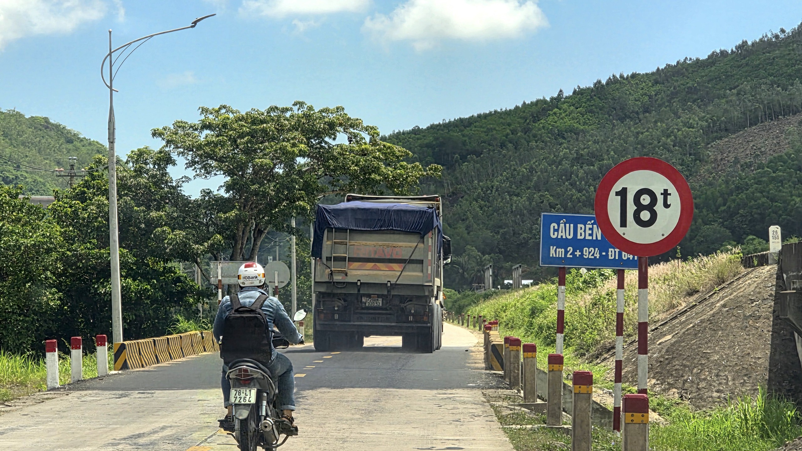 Đắk Lắk: Cầu yếu cấm tải trên 18 tấn "oằn mình" gánh đoàn xe đầu kéo, xe container- Ảnh 3. Đắk Lắk: Cầu yếu cấm tải trên 18 tấn "oằn mình" gánh đoàn xe đầu kéo, xe container- Ảnh 3.