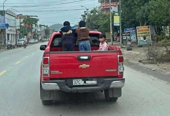 Vì sao Việt Nam cấm chở người trên thùng xe bán tải?- Ảnh 2.