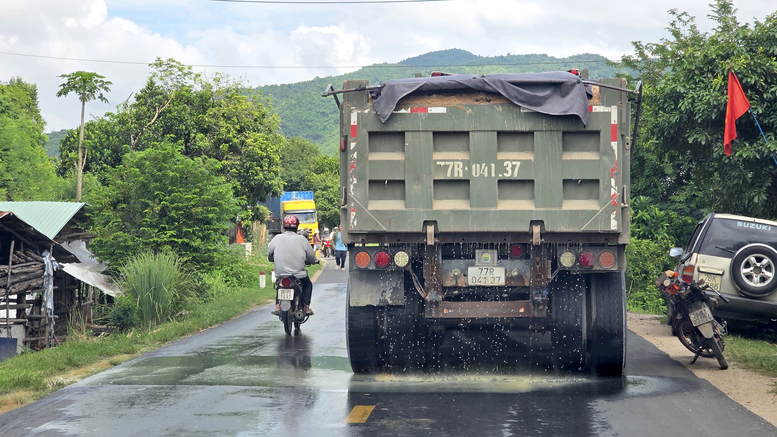 Đắk Lắk: Cầu yếu cấm tải trên 18 tấn "oằn mình" gánh đoàn xe đầu kéo, xe container- Ảnh 6. Đắk Lắk: Cầu yếu cấm tải trên 18 tấn "oằn mình" gánh đoàn xe đầu kéo, xe container- Ảnh 6.