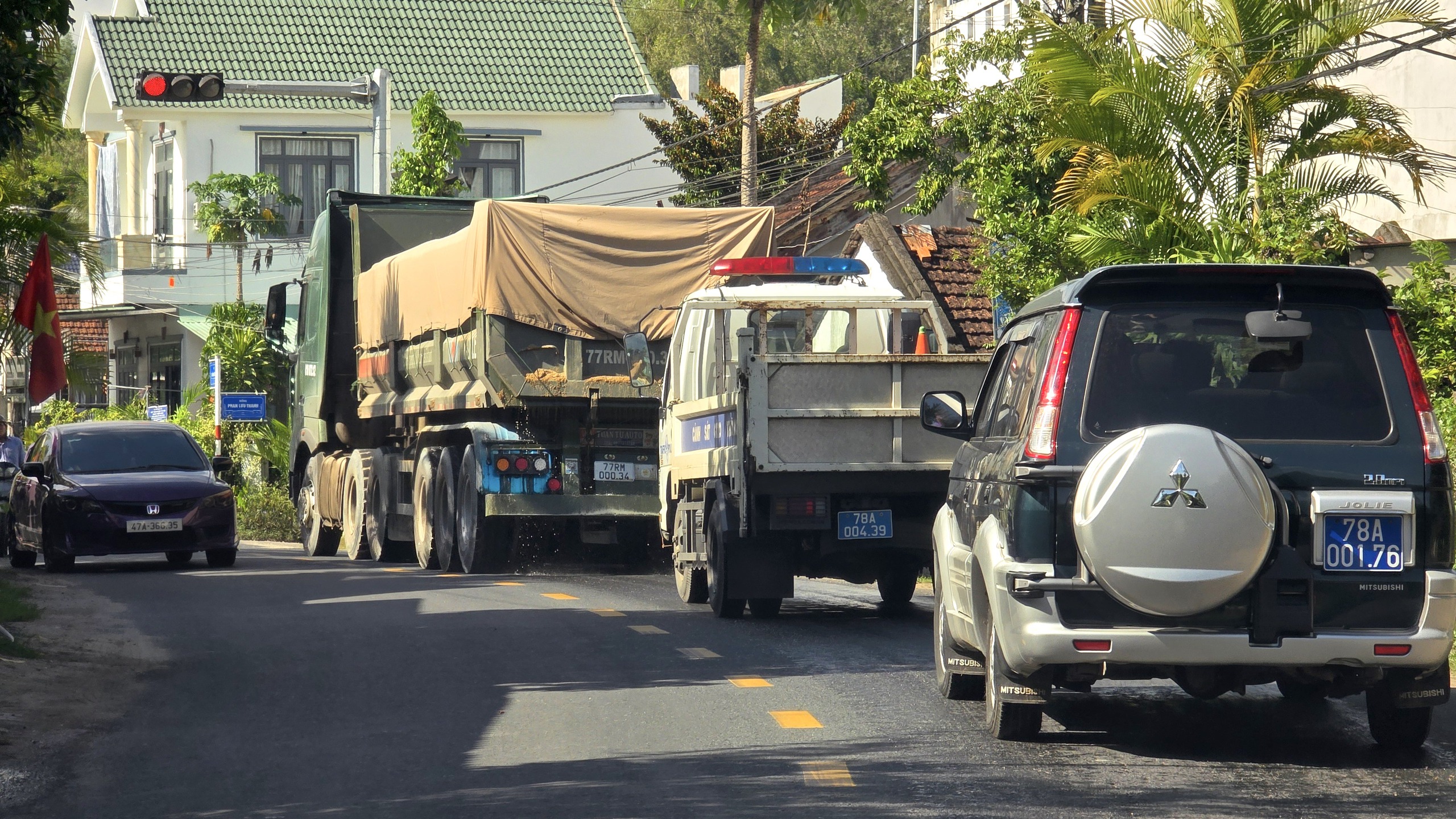 Đắk Lắk: Cầu yếu cấm tải trên 18 tấn "oằn mình" gánh đoàn xe đầu kéo, xe container- Ảnh 7. Đắk Lắk: Cầu yếu cấm tải trên 18 tấn "oằn mình" gánh đoàn xe đầu kéo, xe container- Ảnh 7.