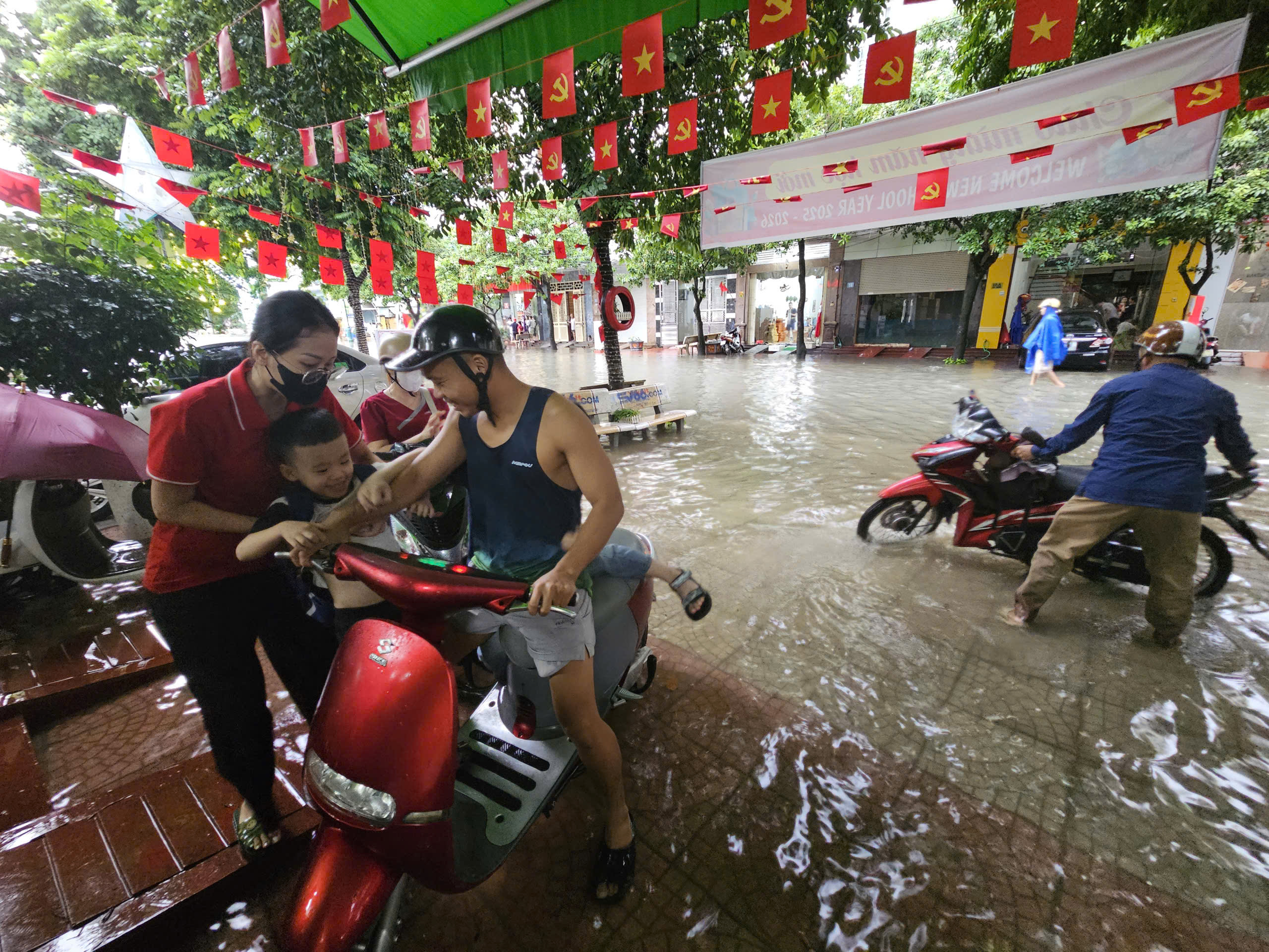 Chuyên gia chỉ nguyên nhân, hiến kế thoát ngập ở Hà Nội- Ảnh 2.