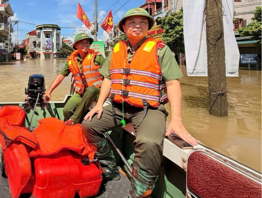Xúc động hình ảnh Công an Lạng Sơn ngày đêm dầm mình trong mưa lũ hỗ trợ người dân- Ảnh 2. Xúc động hình ảnh Công an Lạng Sơn ngày đêm dầm mình trong mưa lũ hỗ trợ người dân- Ảnh 2.