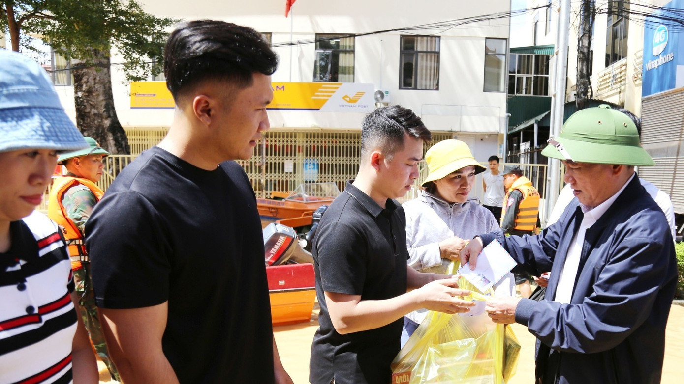 Phó Thủ tướng Hồ Đức Phớc thăm hỏi, động viên người dân và lực lượng cứu hộ tại Lạng Sơn- Ảnh 1.