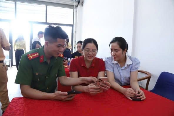Hà Tĩnh: Hạ tầng công nghệ thông tin đồng bộ thúc đẩy phát triển kinh tế số và xã hội số- Ảnh 2. Hà Tĩnh: Hạ tầng công nghệ thông tin đồng bộ thúc đẩy phát triển kinh tế số và xã hội số- Ảnh 2.