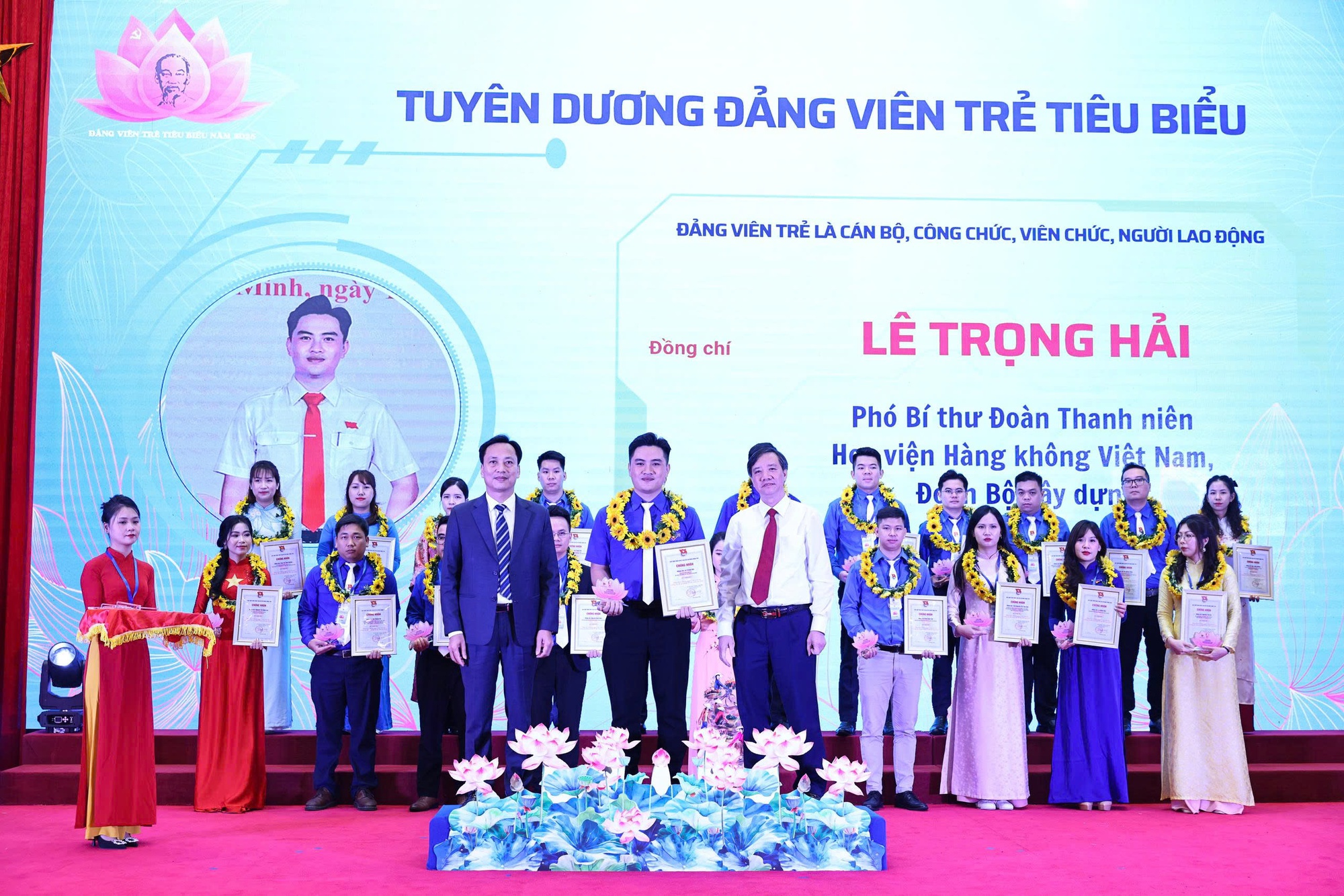 Tuyên dương 95 đảng viên trẻ tiêu biểu học tập và làm theo lời Bác năm 2025- Ảnh 4. Tuyên dương 95 đảng viên trẻ tiêu biểu học tập và làm theo lời Bác năm 2025- Ảnh 4.