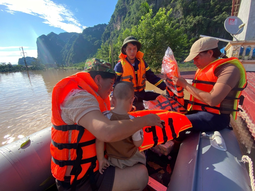Xúc động hình ảnh Công an Lạng Sơn ngày đêm dầm mình trong mưa lũ hỗ trợ người dân- Ảnh 4. Xúc động hình ảnh Công an Lạng Sơn ngày đêm dầm mình trong mưa lũ hỗ trợ người dân- Ảnh 4.