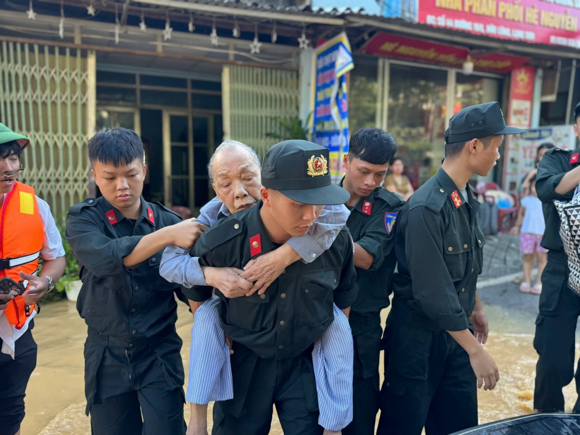 Xúc động hình ảnh Công an Lạng Sơn ngày đêm dầm mình trong mưa lũ hỗ trợ người dân- Ảnh 5. Xúc động hình ảnh Công an Lạng Sơn ngày đêm dầm mình trong mưa lũ hỗ trợ người dân- Ảnh 5.