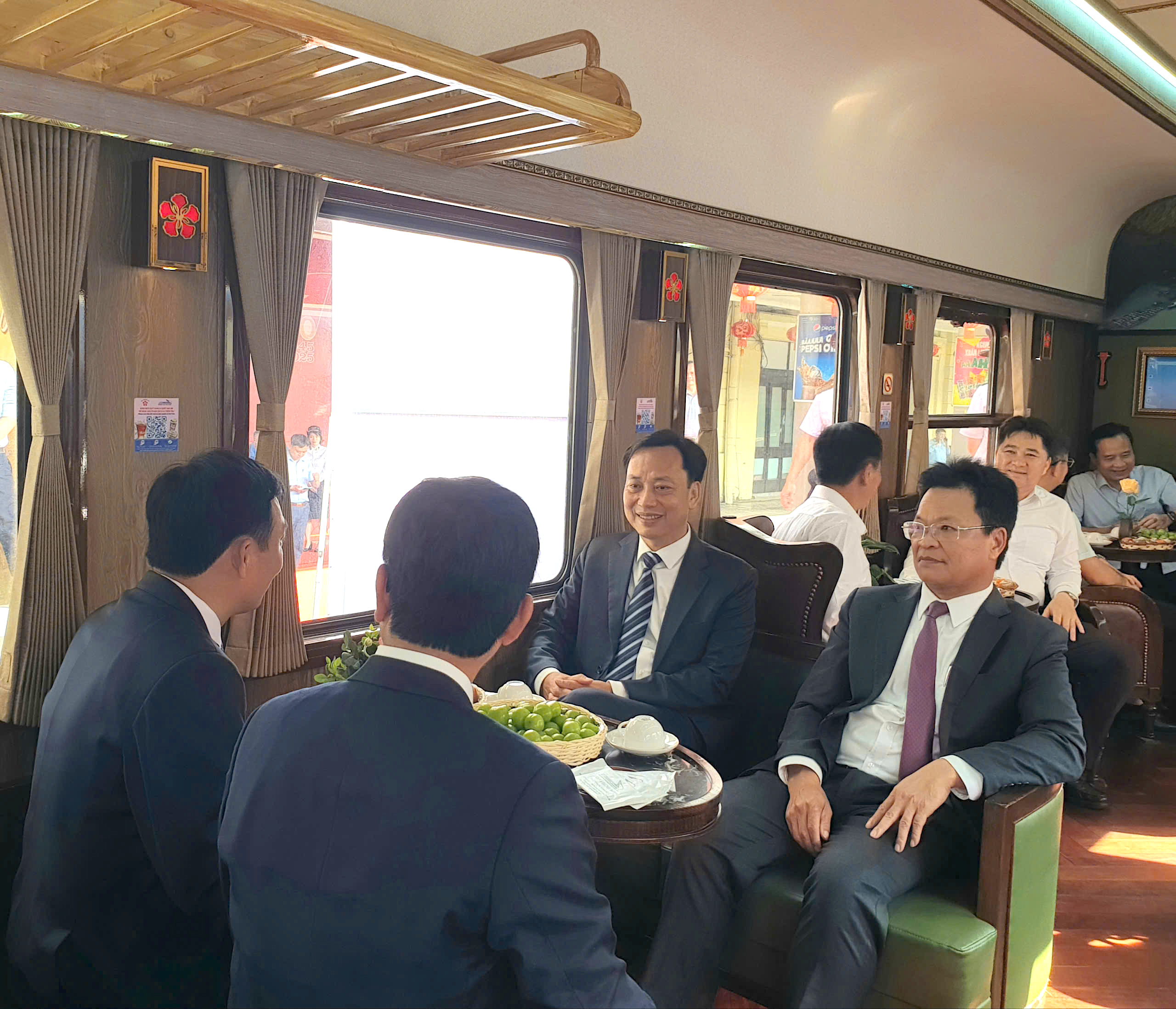 Tuyến Hà Nội - Hải Phòng vượt 1,1 triệu lượt khách nhờ tàu “Hoa phượng đỏ”- Ảnh 2.