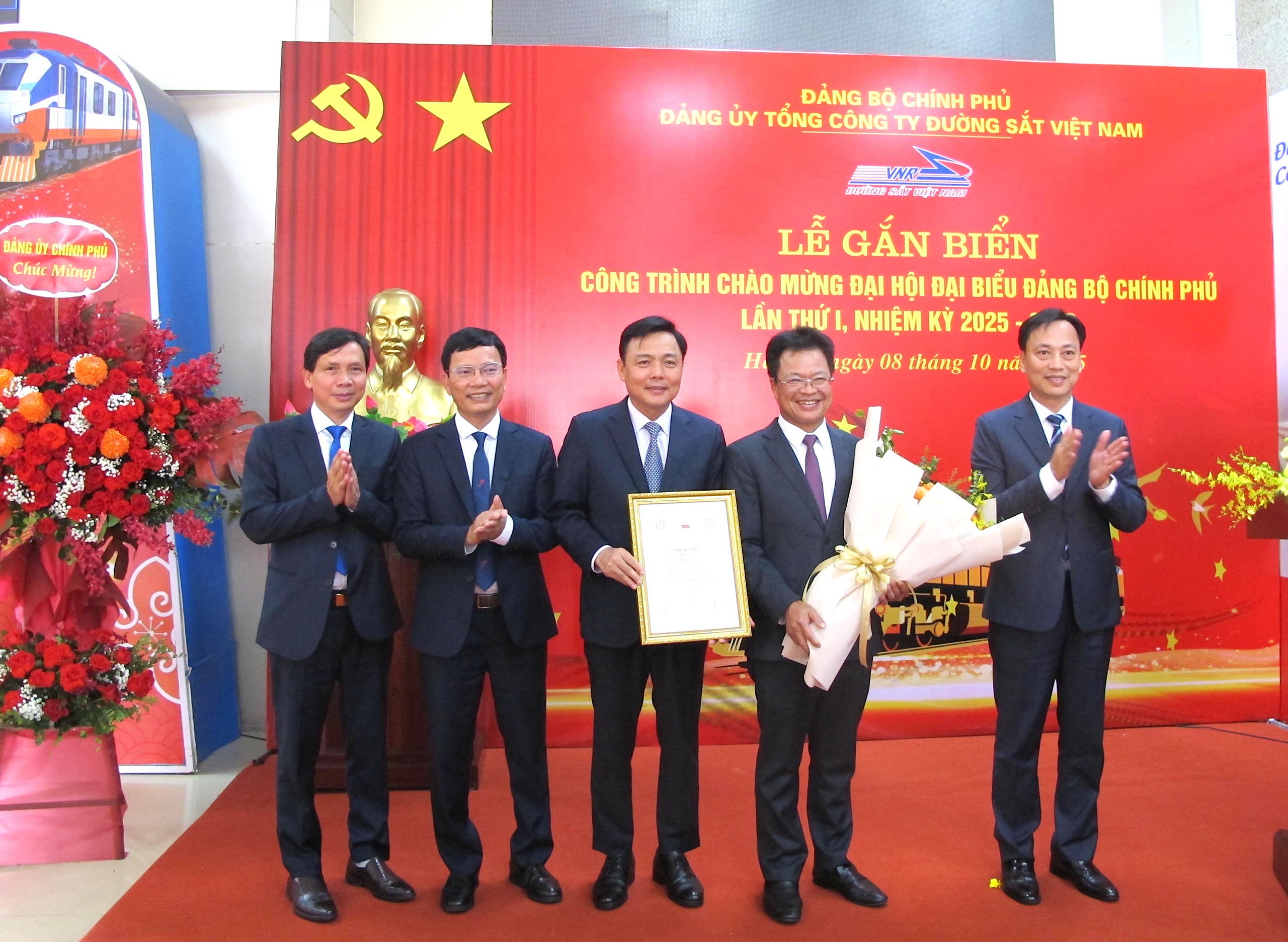 Tuyến Hà Nội - Hải Phòng vượt 1,1 triệu lượt khách nhờ tàu “Hoa phượng đỏ”- Ảnh 1.