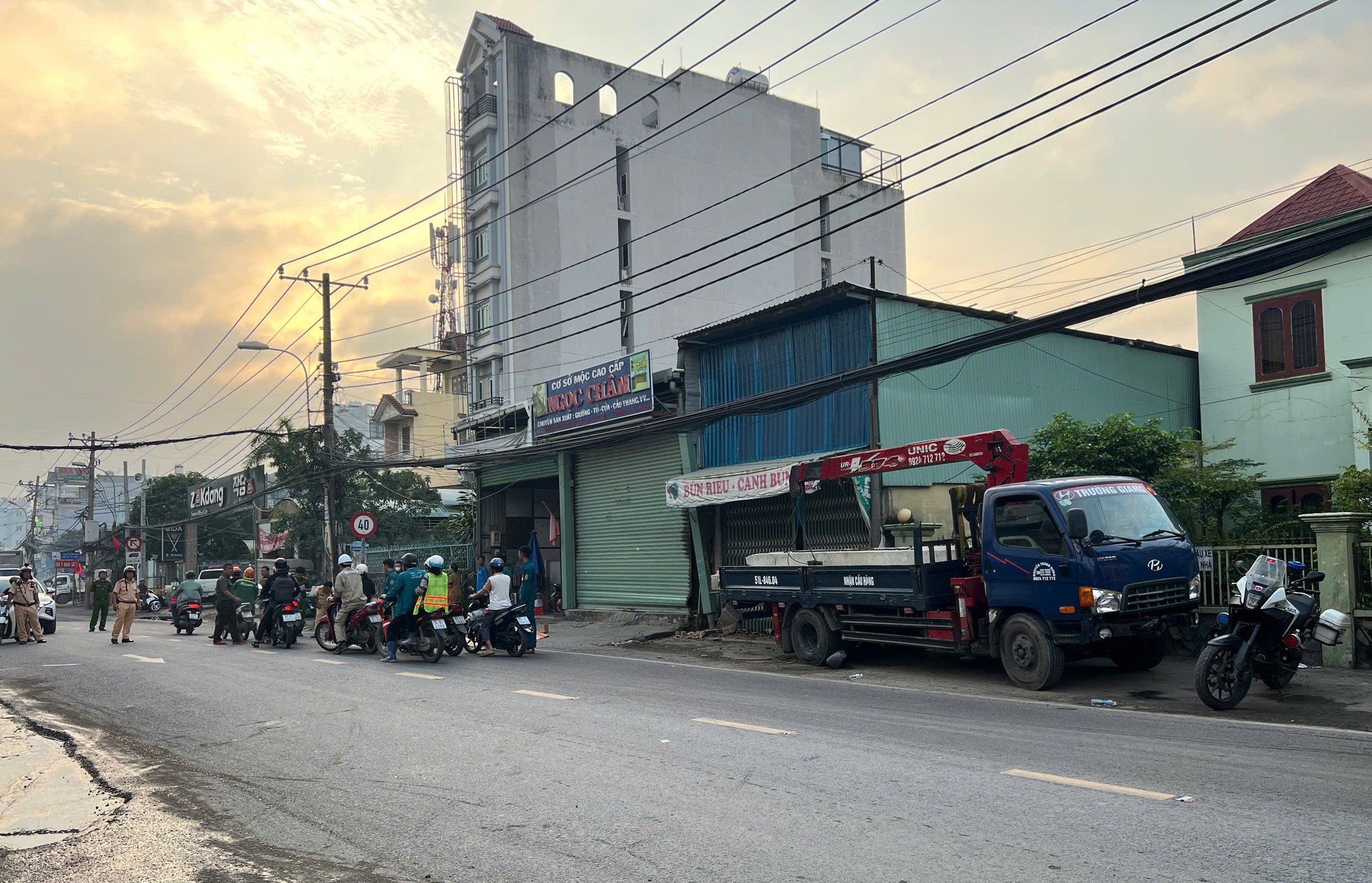 TP.HCM: Xe tải cẩu lao qua làn đường ngược chiều, tông người đàn ông tử vong- Ảnh 1.