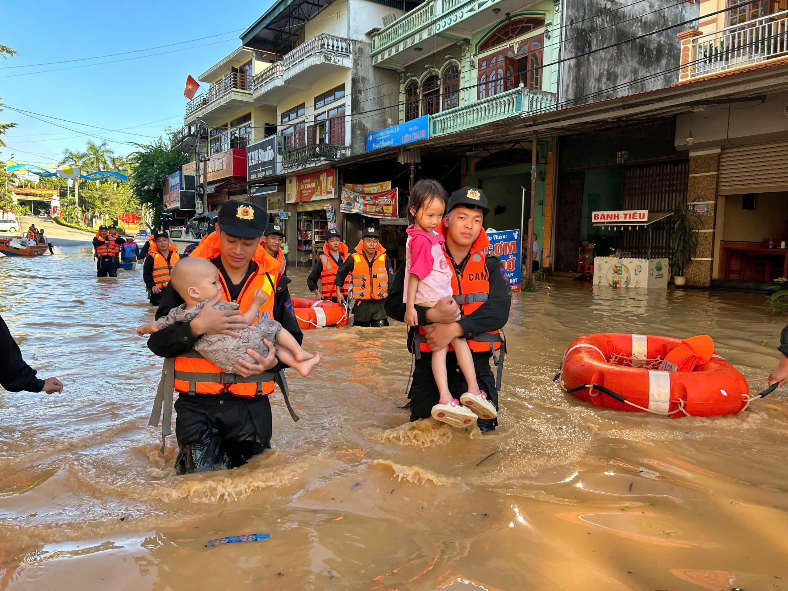 Xúc động hình ảnh Công an Lạng Sơn ngày đêm dầm mình trong mưa lũ hỗ trợ người dân- Ảnh 8. Xúc động hình ảnh Công an Lạng Sơn ngày đêm dầm mình trong mưa lũ hỗ trợ người dân- Ảnh 8.