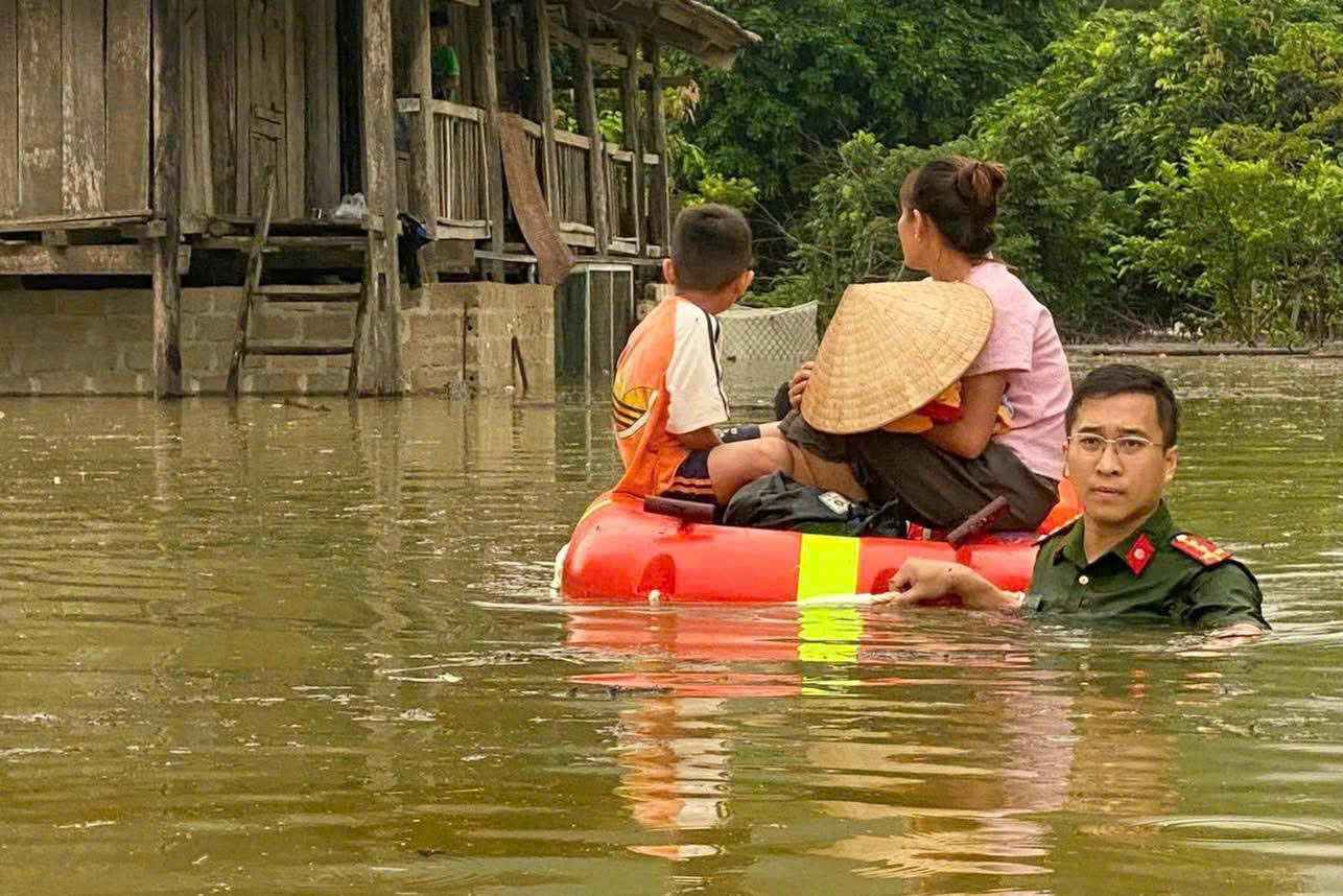 Xúc động hình ảnh Công an Lạng Sơn ngày đêm dầm mình trong mưa lũ hỗ trợ người dân- Ảnh 9. Xúc động hình ảnh Công an Lạng Sơn ngày đêm dầm mình trong mưa lũ hỗ trợ người dân- Ảnh 9.